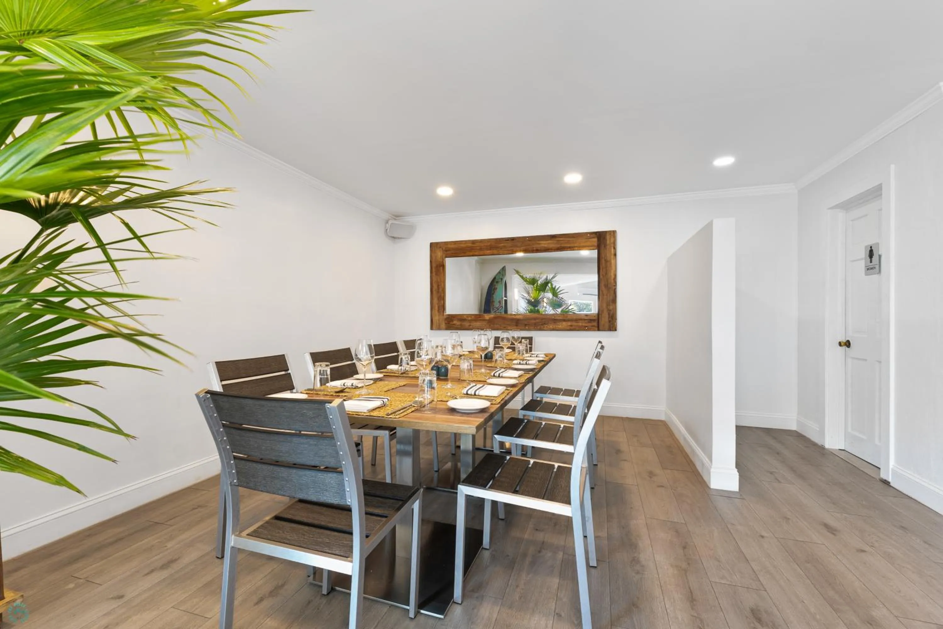 Dining area in Romora Bay Resort & Marina