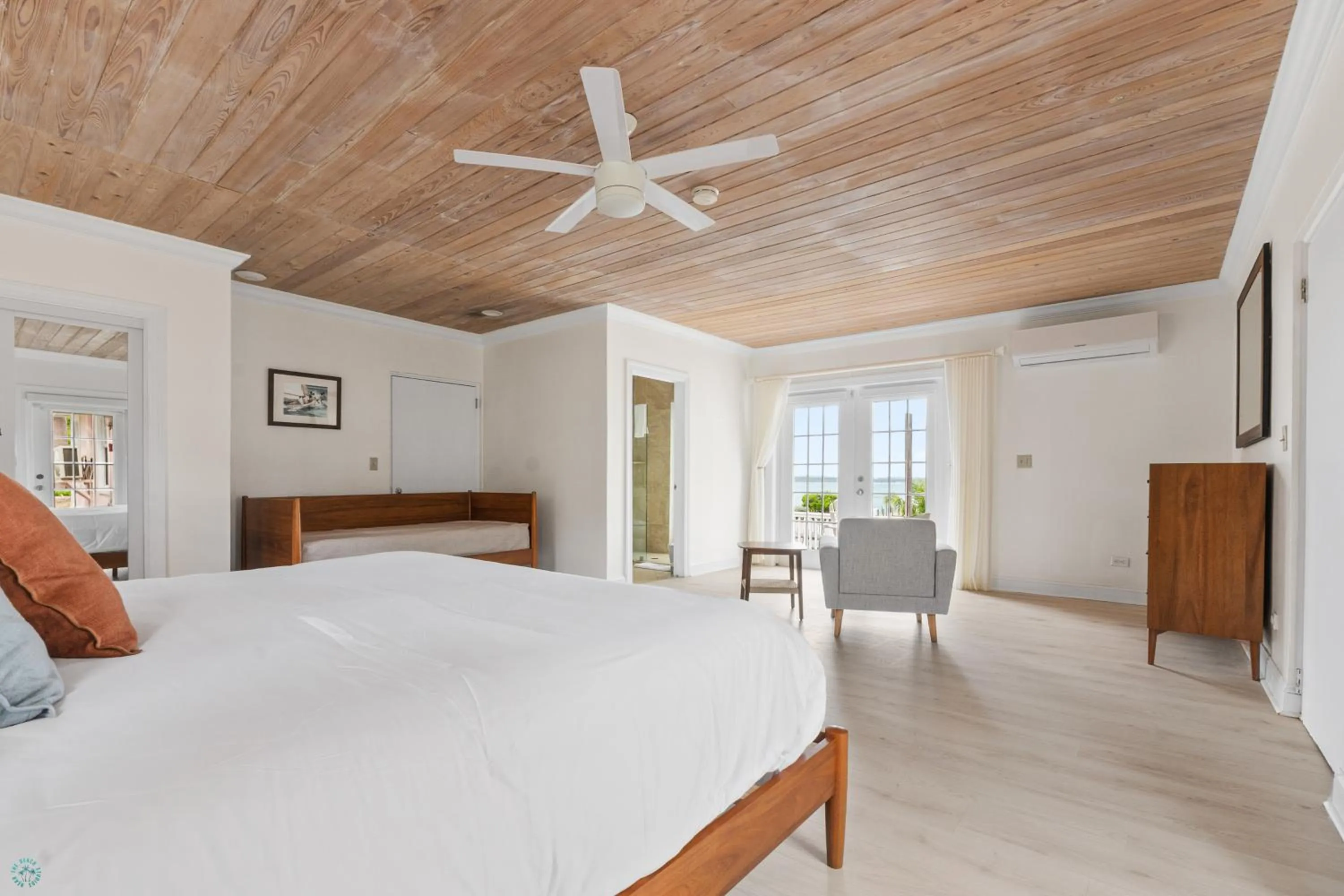 Bed in Romora Bay Resort & Marina