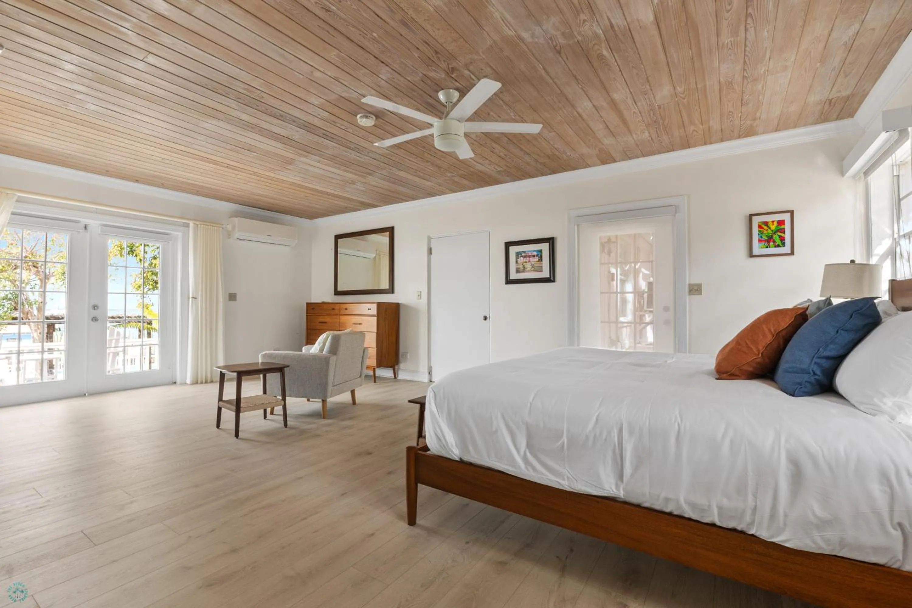 Bed in Romora Bay Resort & Marina