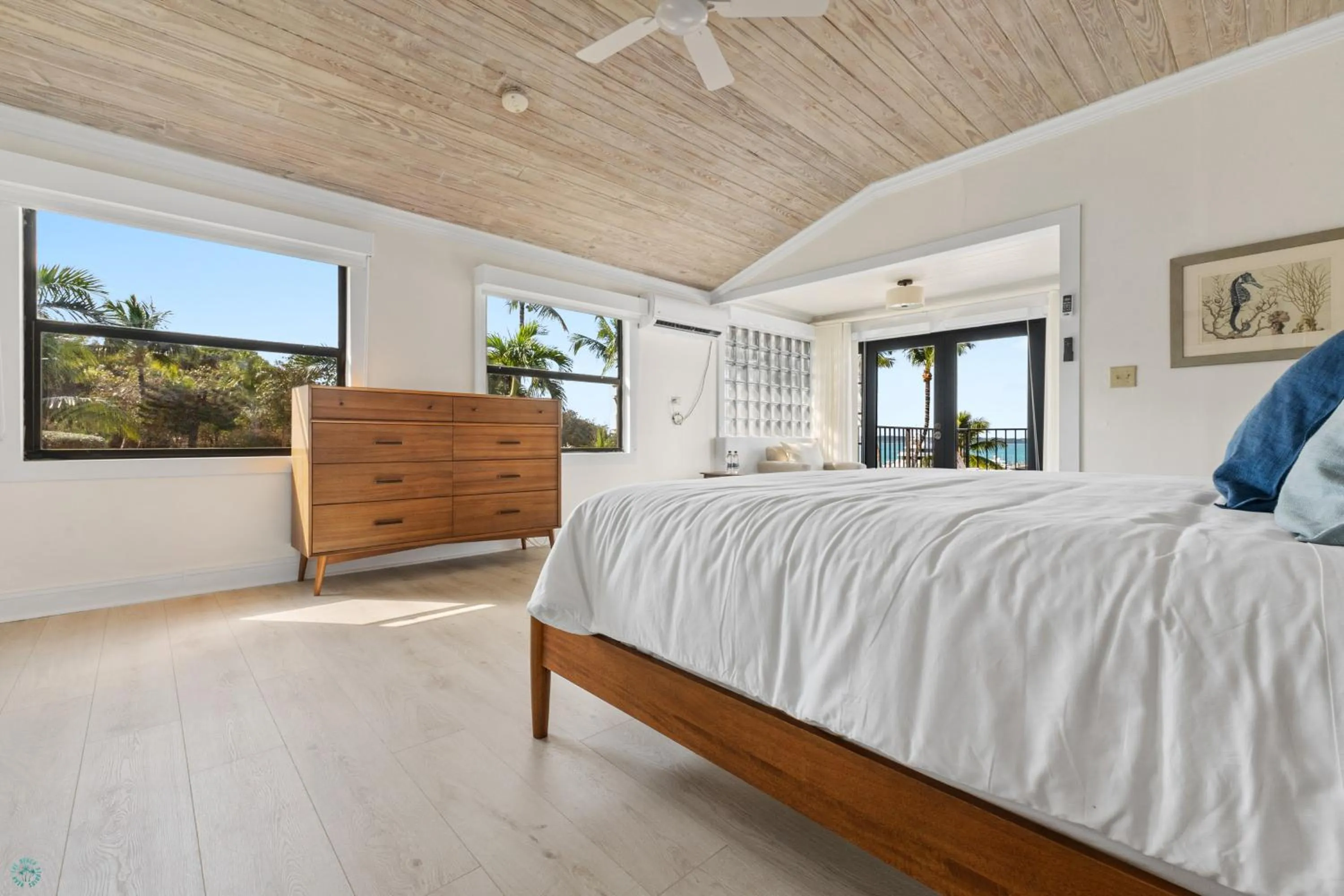 Bed in Romora Bay Resort & Marina