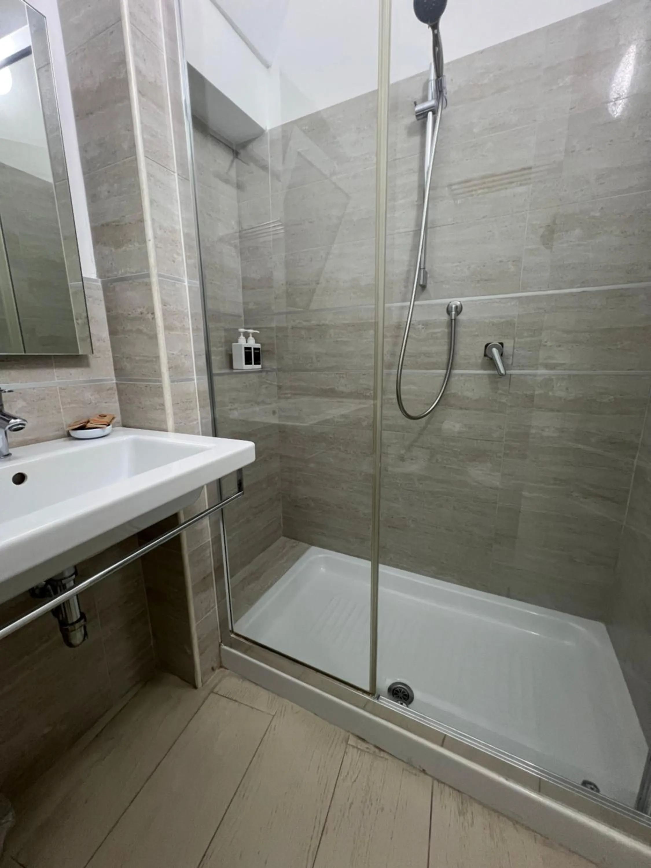 Shower in Elamar Rooms & Apartment