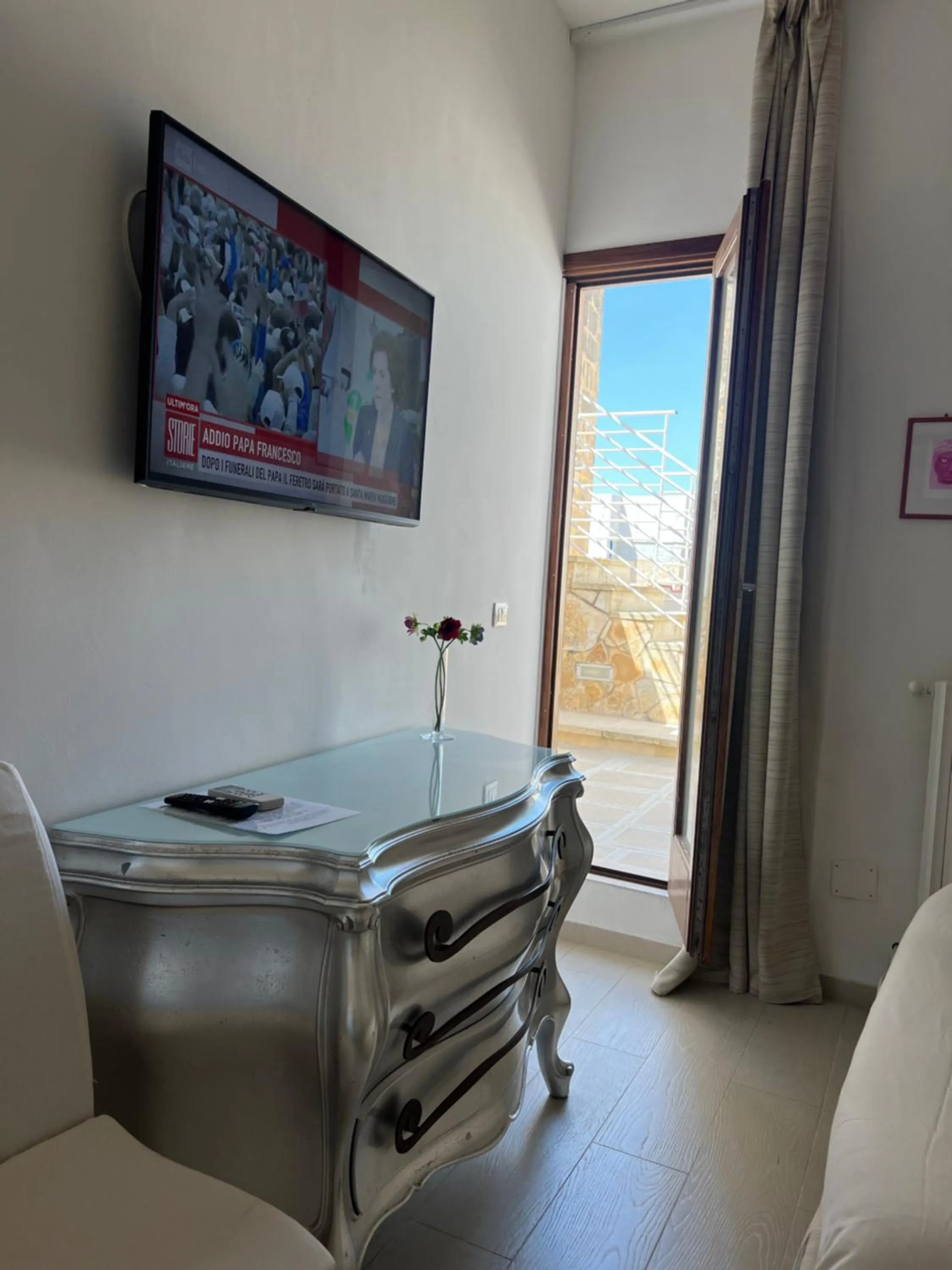 TV and multimedia in Elamar Rooms & Apartment