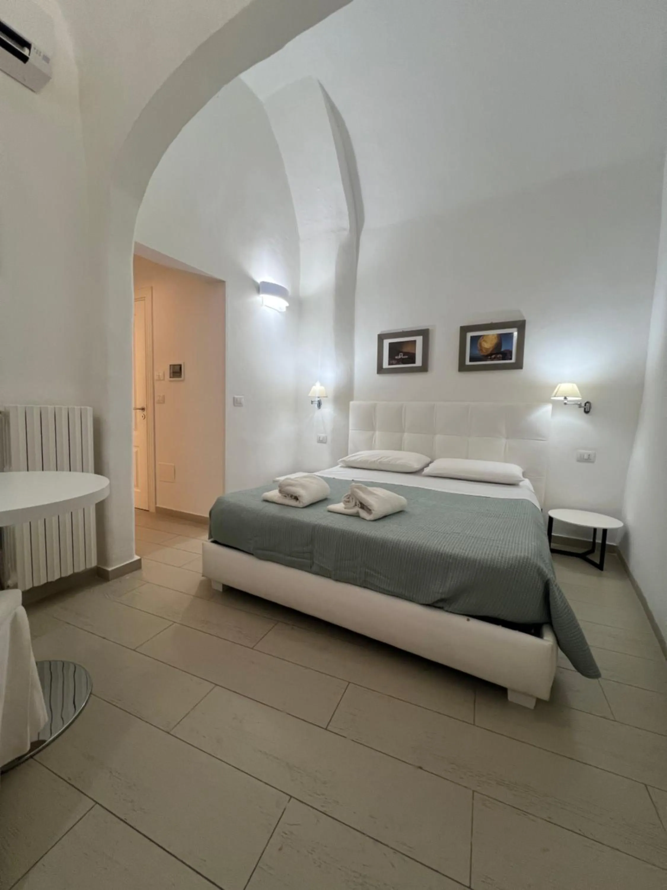 Bed in Elamar Rooms & Apartment