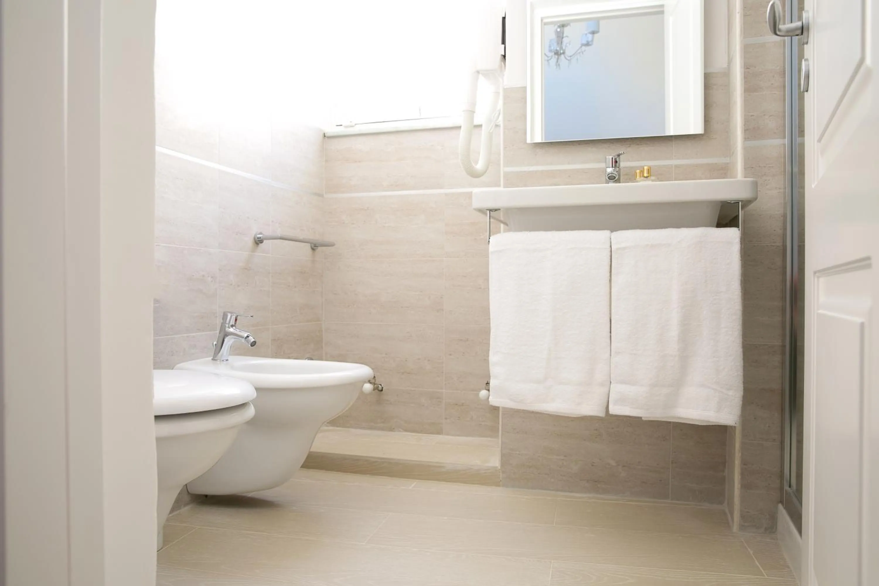 Bathroom in Elamar Rooms & Apartment