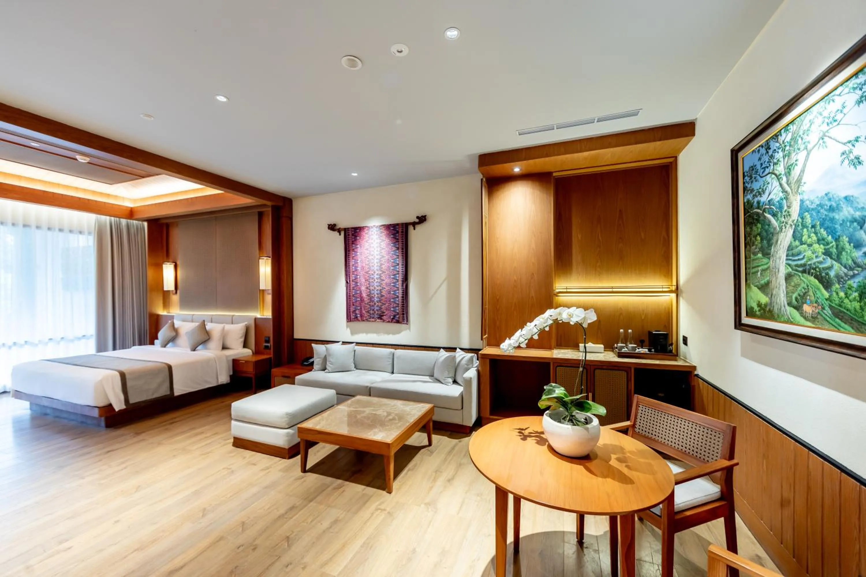 Seating area, Bed in Anumana De Suite