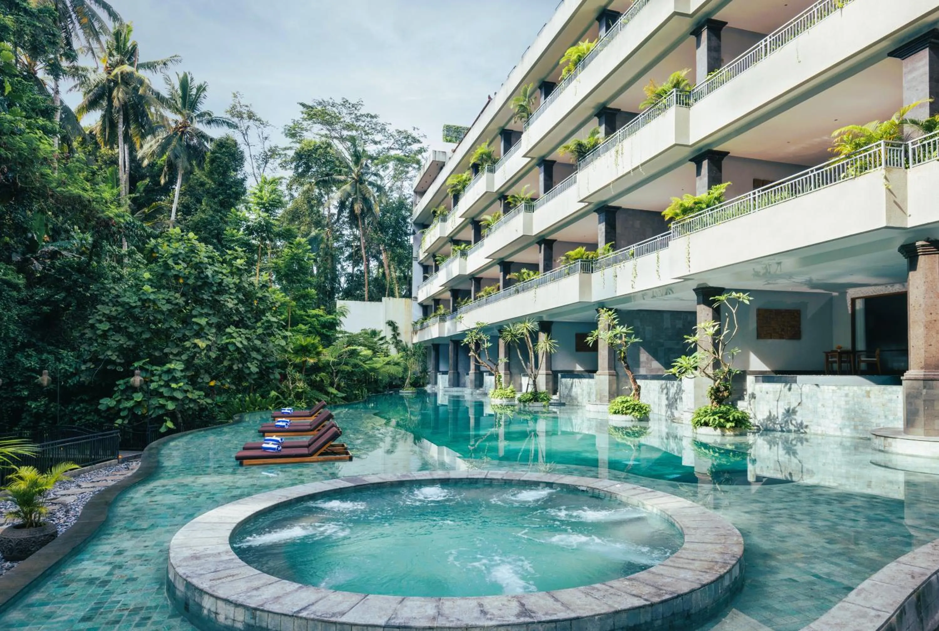 Swimming pool in Anumana De Suite