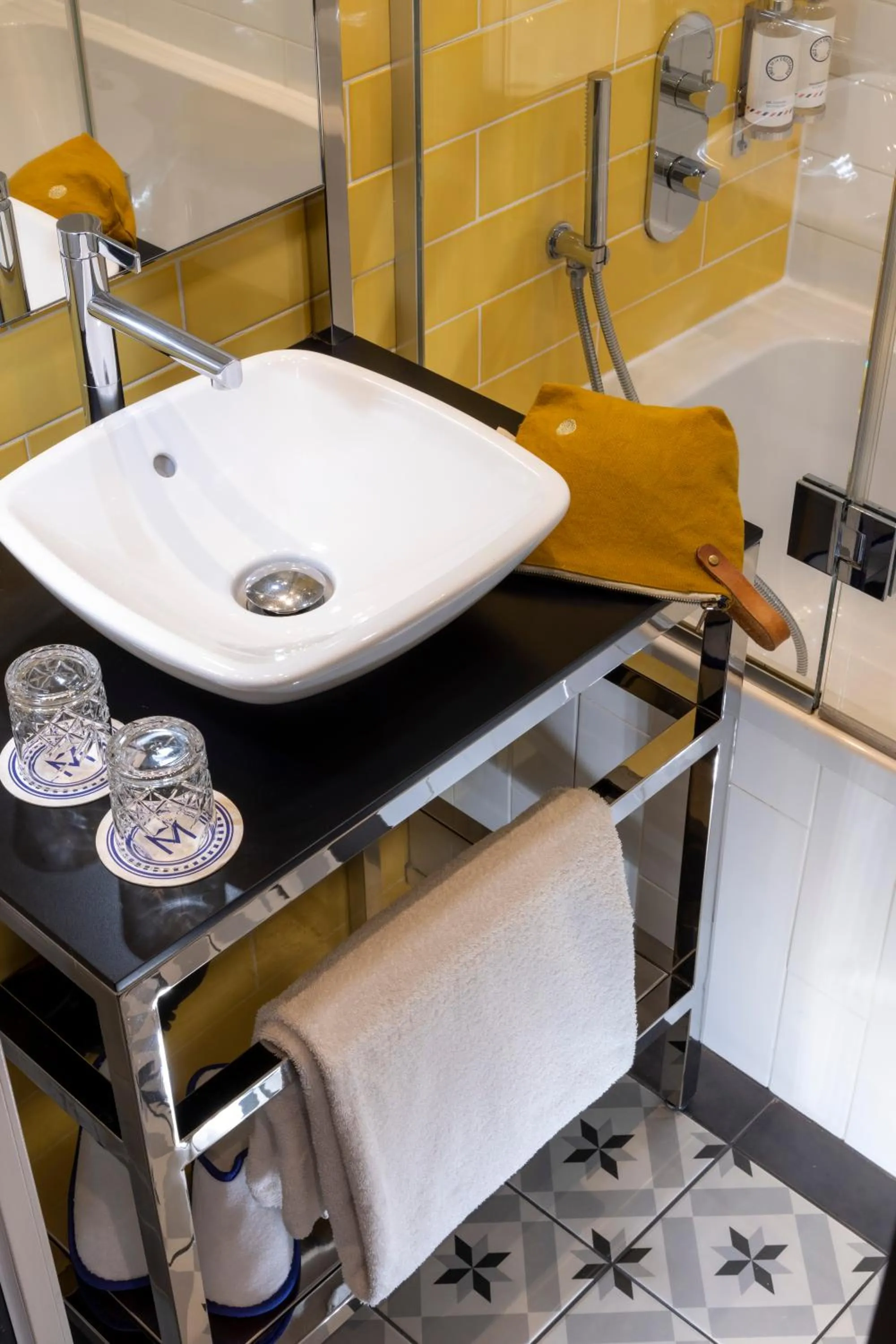 Bathroom in Les Matins de Paris & Spa