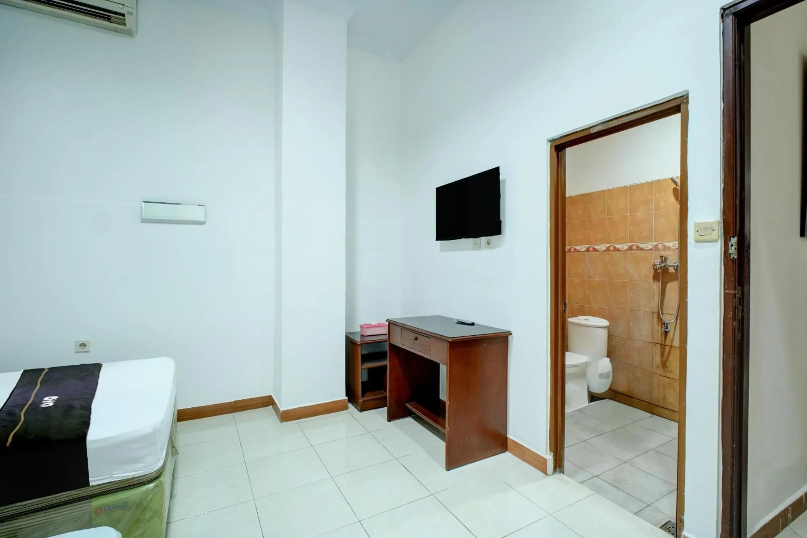 Photo of the whole room in Hotel O Depok near Bhayangkara BRIMOB Hospital Formerly Hotel Mutiara Kelapa Dua Depok