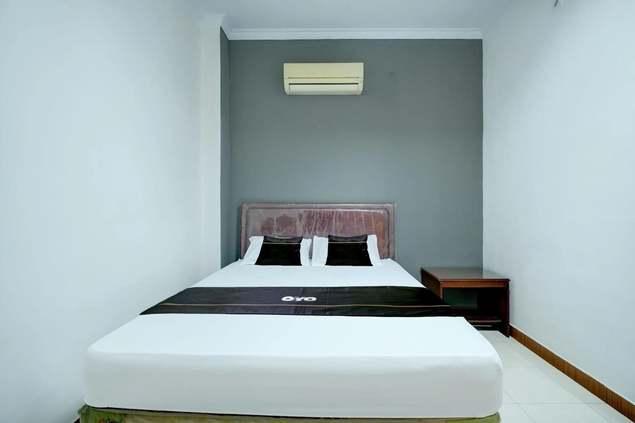 Photo of the whole room, Bed in Hotel O Depok near Bhayangkara BRIMOB Hospital Formerly Hotel Mutiara Kelapa Dua Depok