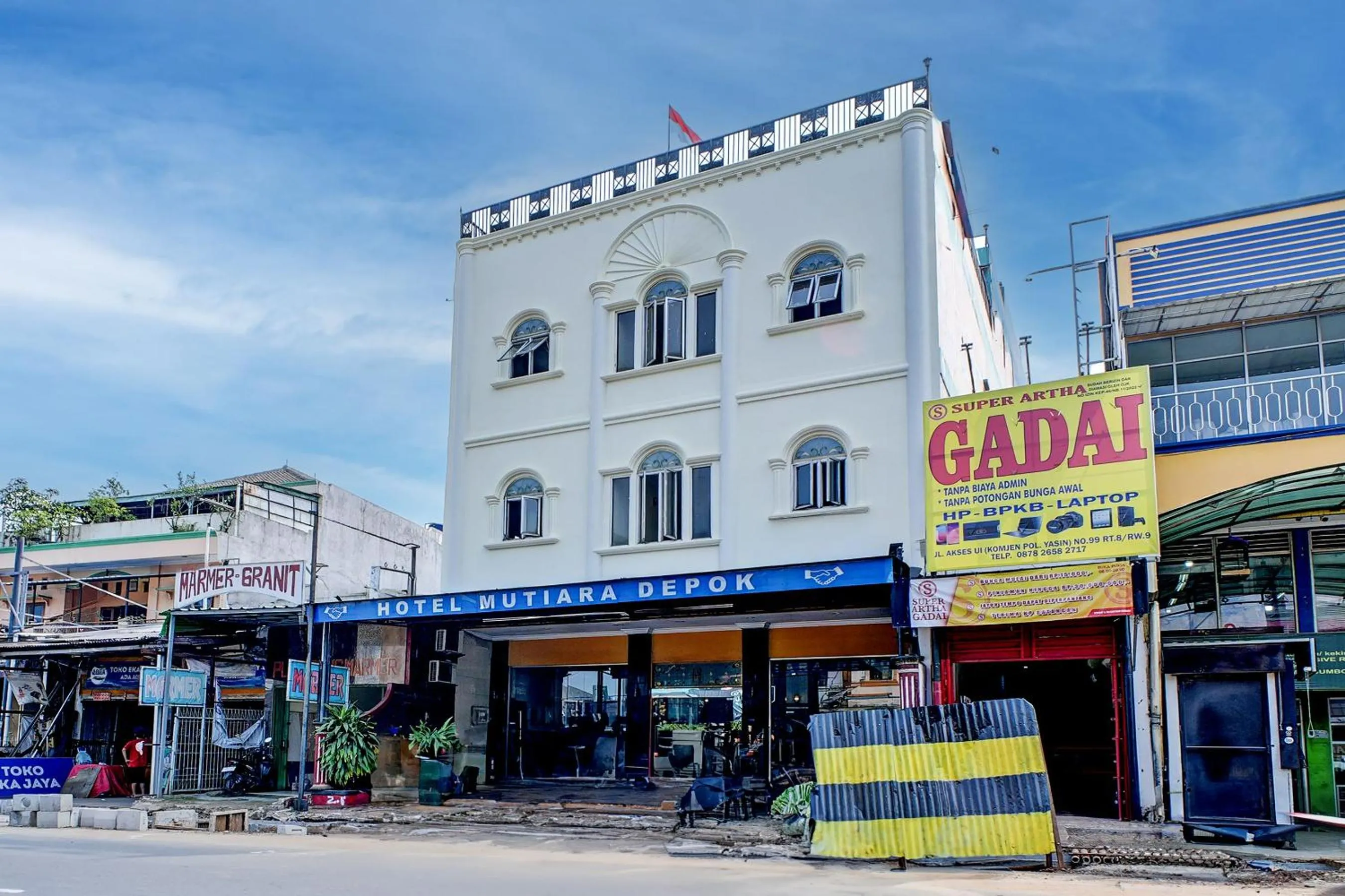Facade/entrance in Hotel O Depok near Bhayangkara BRIMOB Hospital Formerly Hotel Mutiara Kelapa Dua Depok