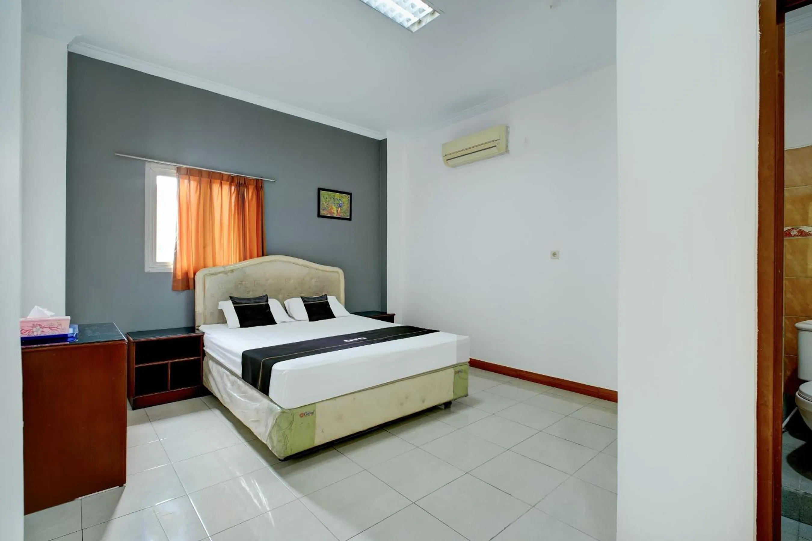 Photo of the whole room, Bed in Hotel O Depok near Bhayangkara BRIMOB Hospital Formerly Hotel Mutiara Kelapa Dua Depok