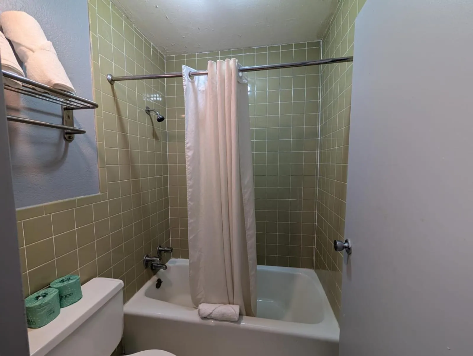 Bathroom in OYO Hotel Catersville GA