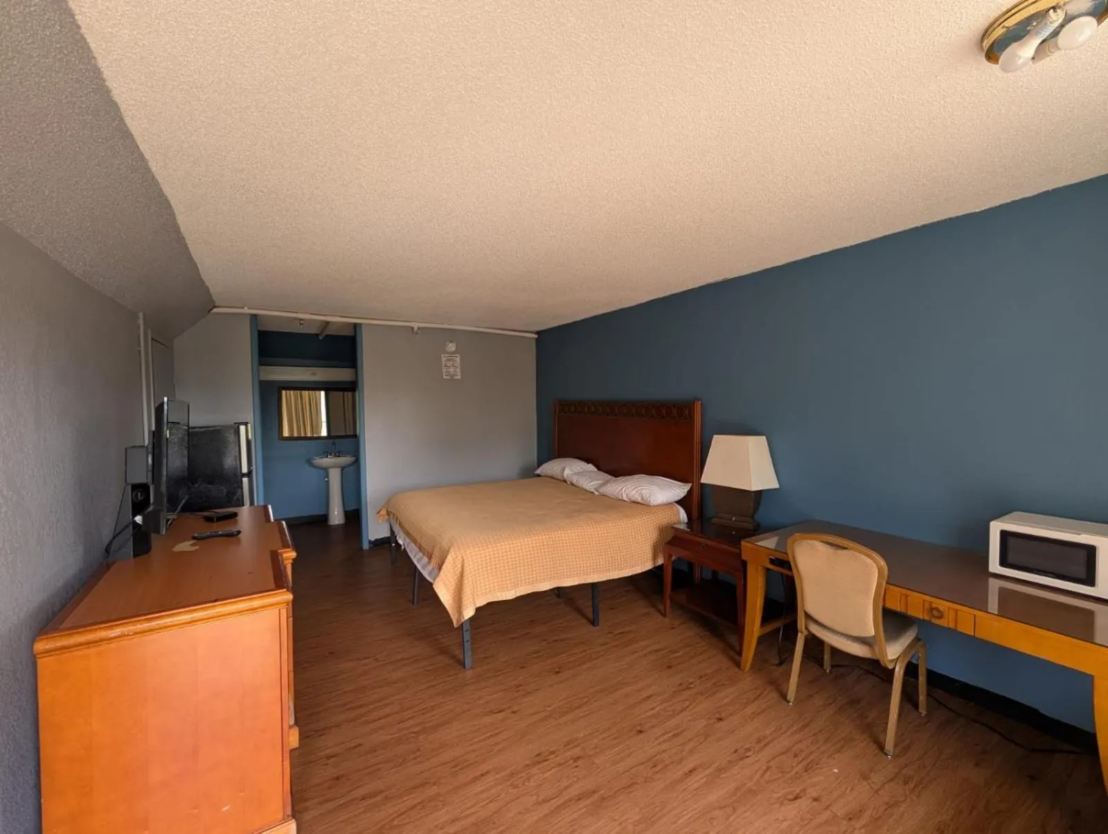 Bedroom, Bed in OYO Hotel Catersville GA