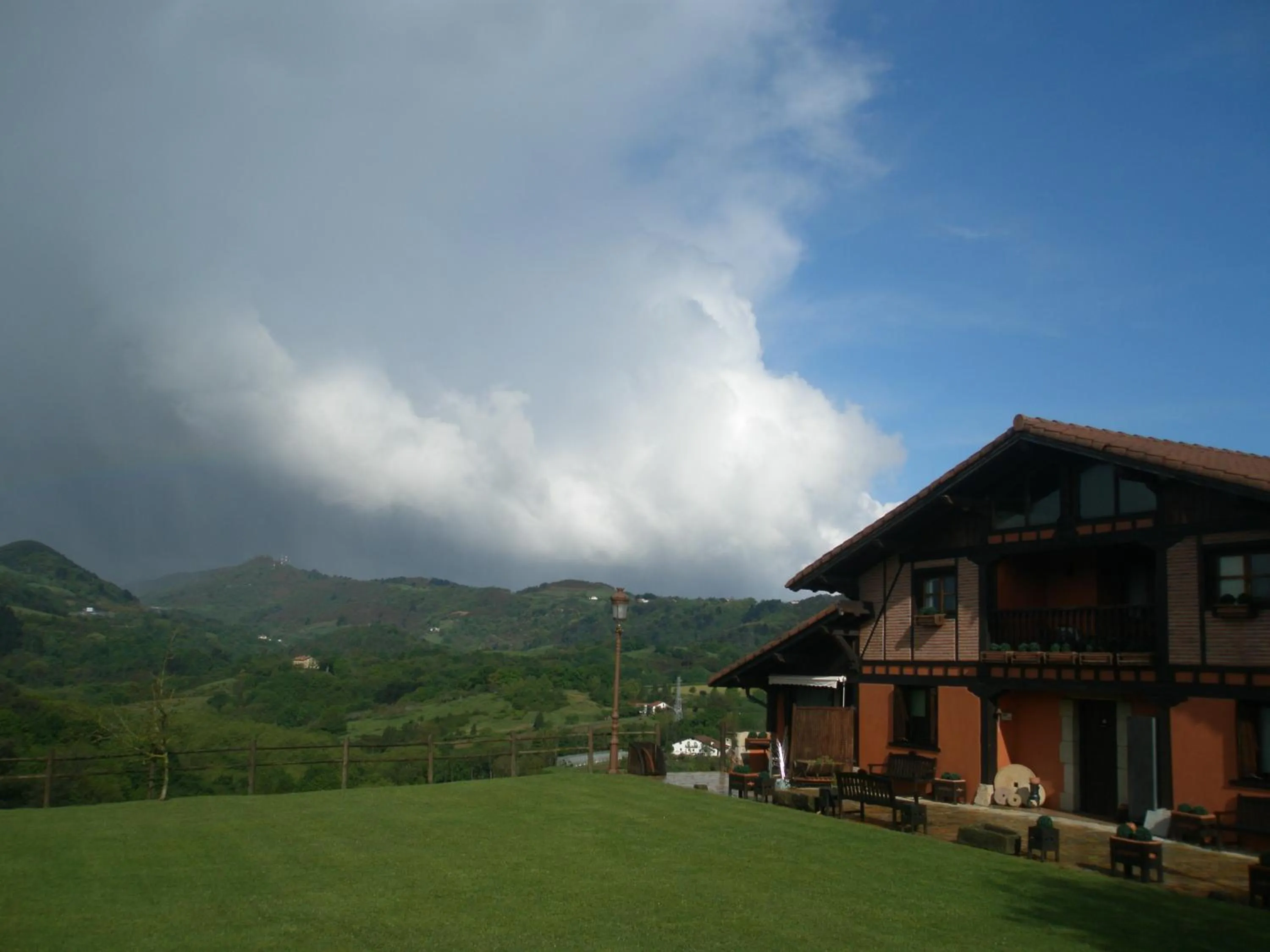 Property building in Kanpoeder - Adults Only