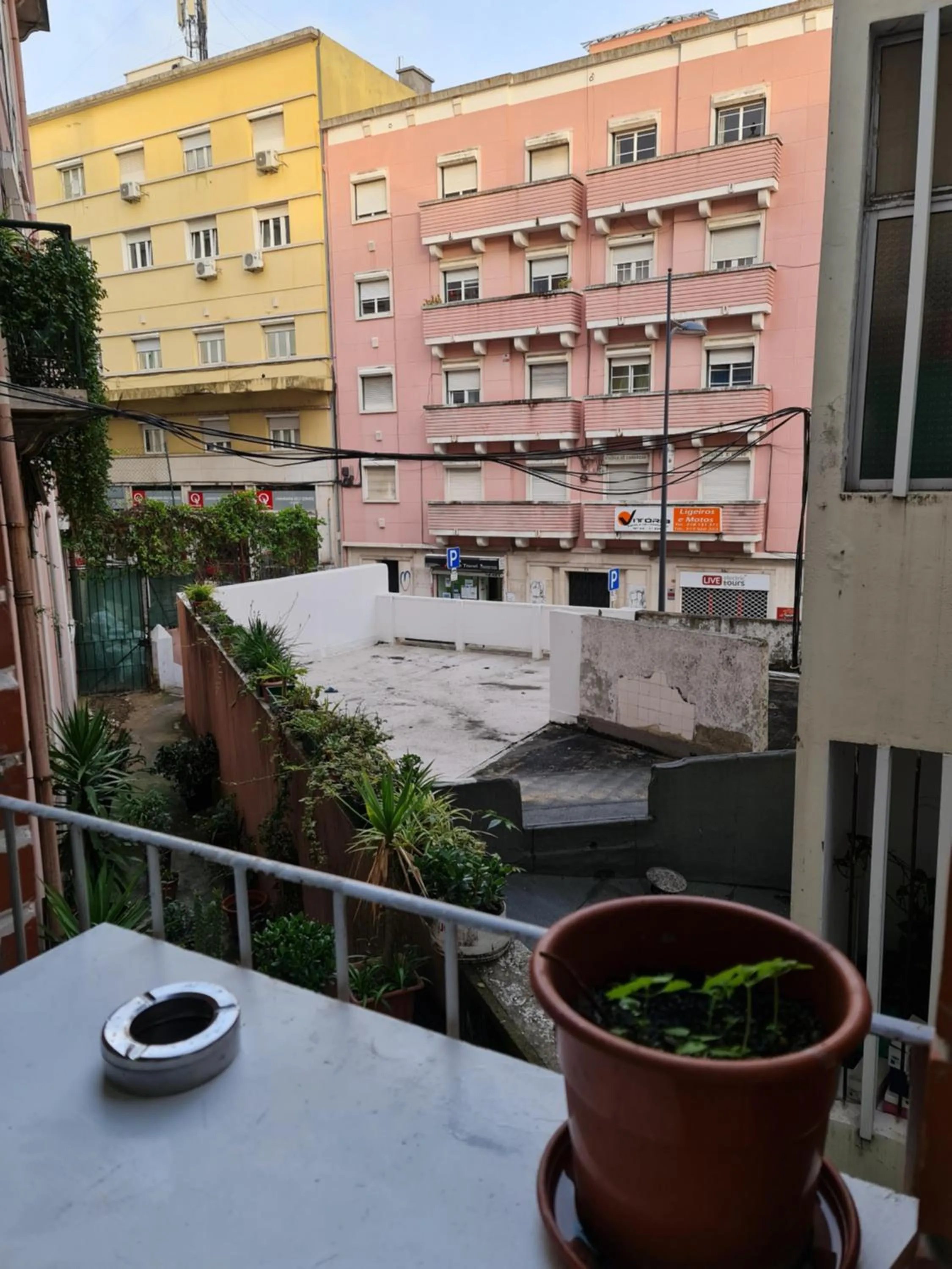 Shangri-La Hostel Anjos