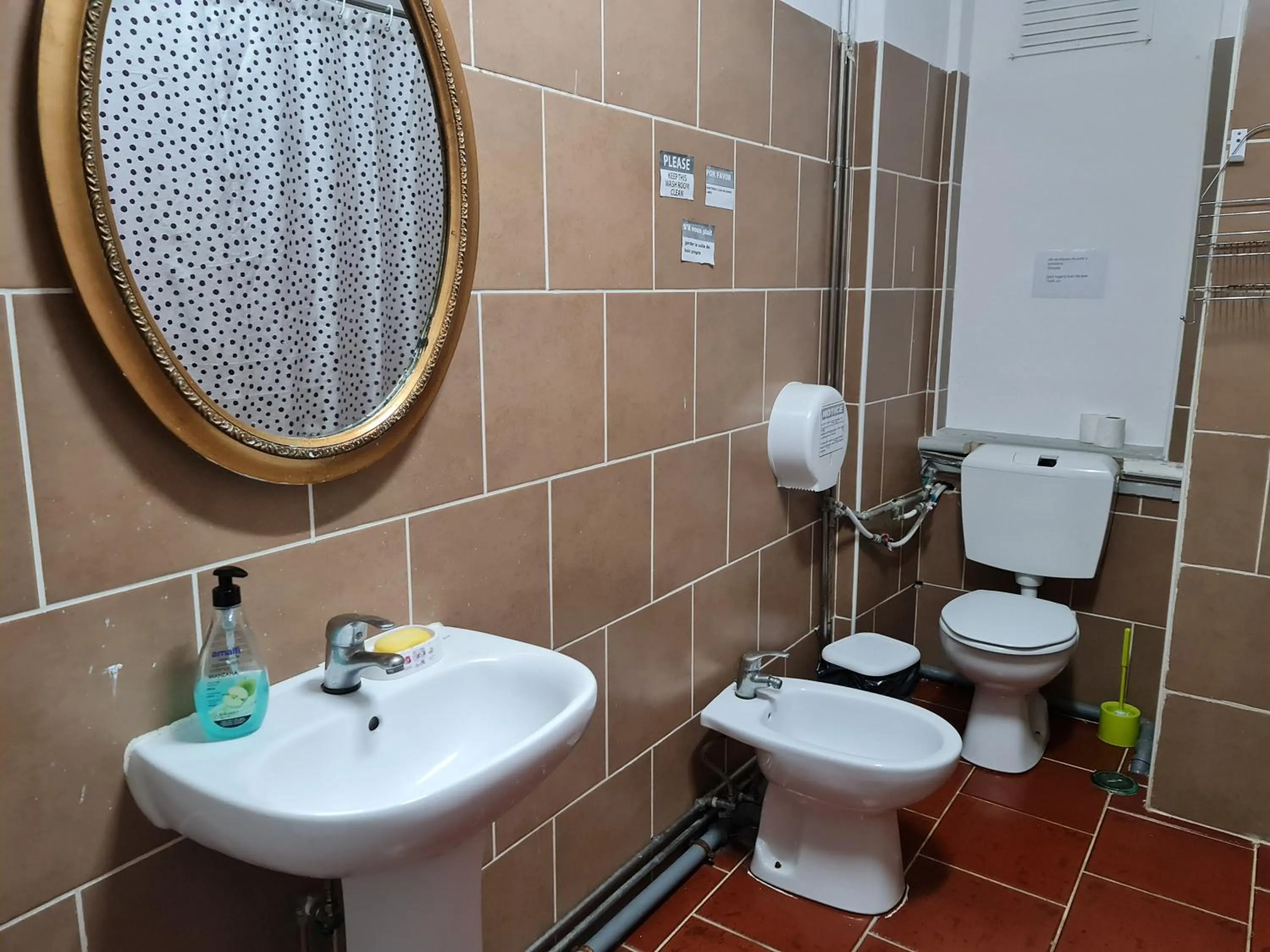 Shangri-La Hostel Anjos