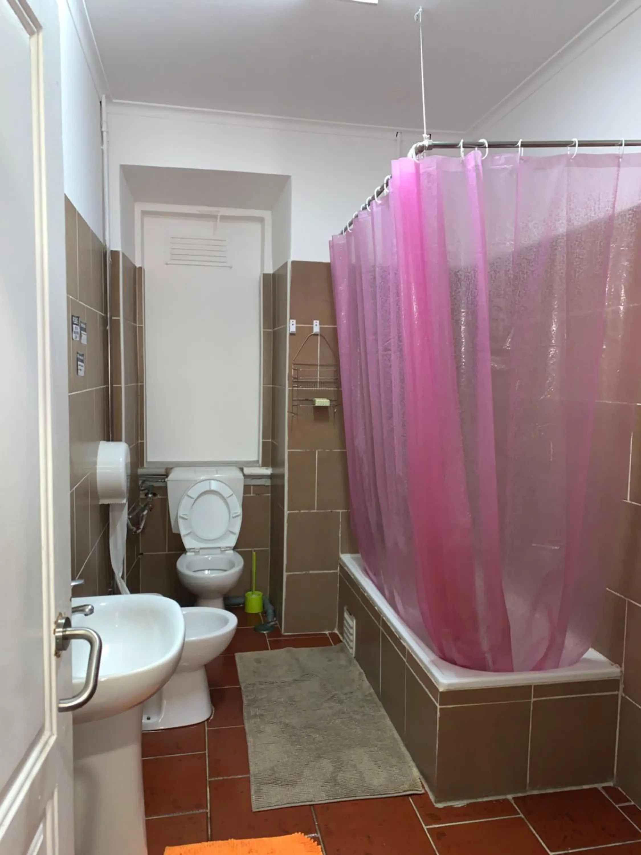 Shangri-La Hostel Anjos