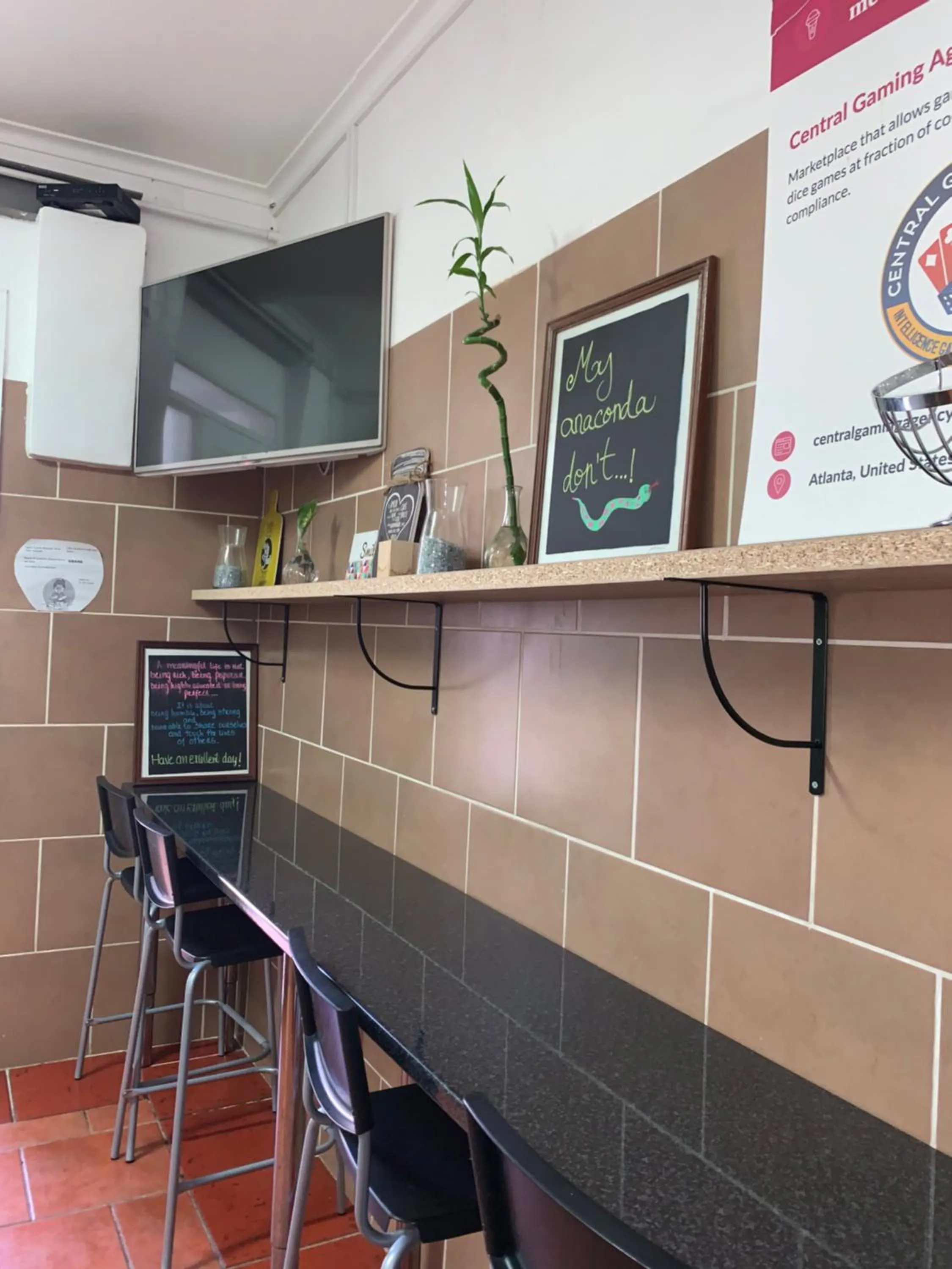 Coffee/tea facilities in Shangri-La Hostel Anjos