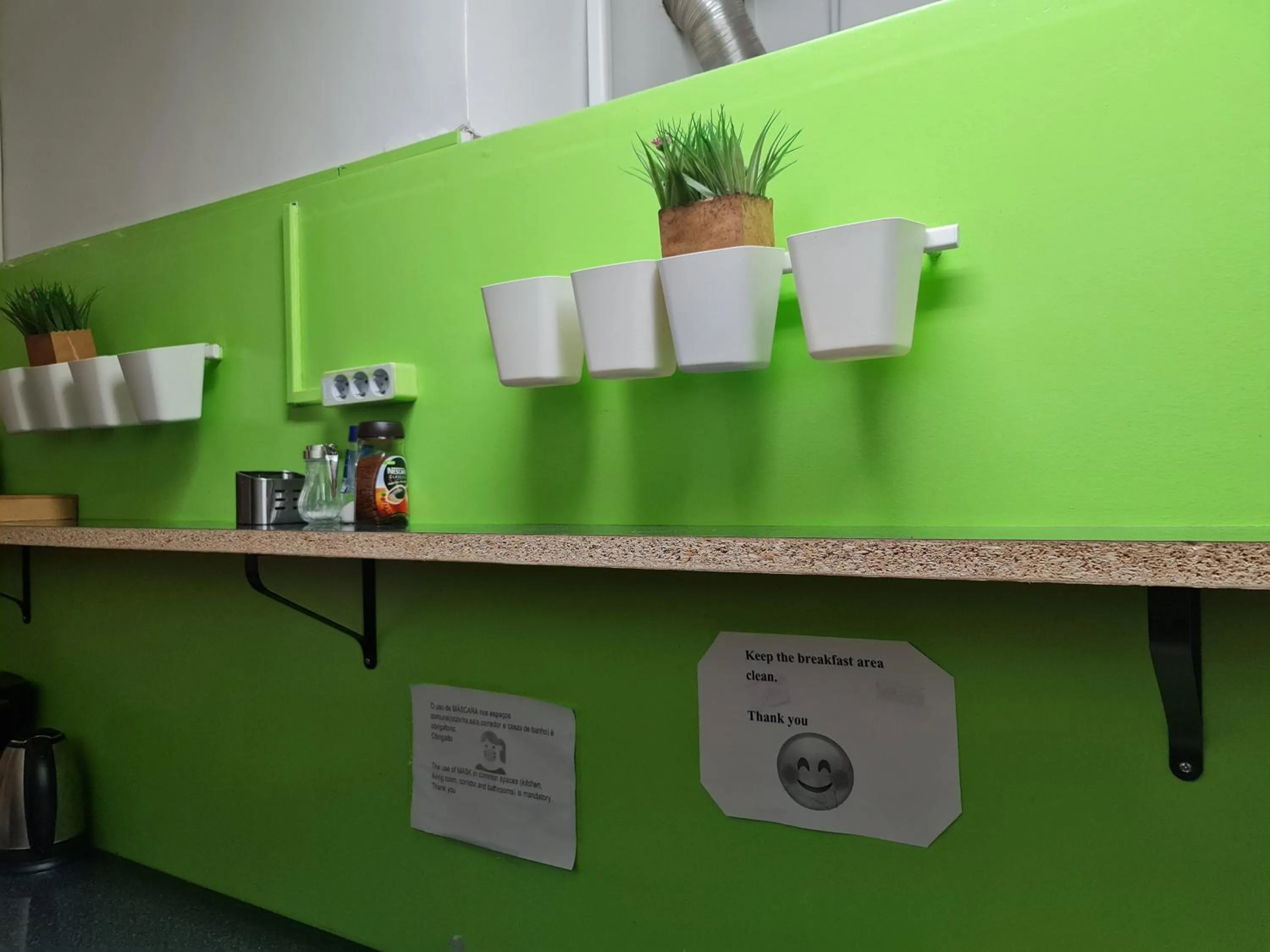 Shangri-La Hostel Anjos