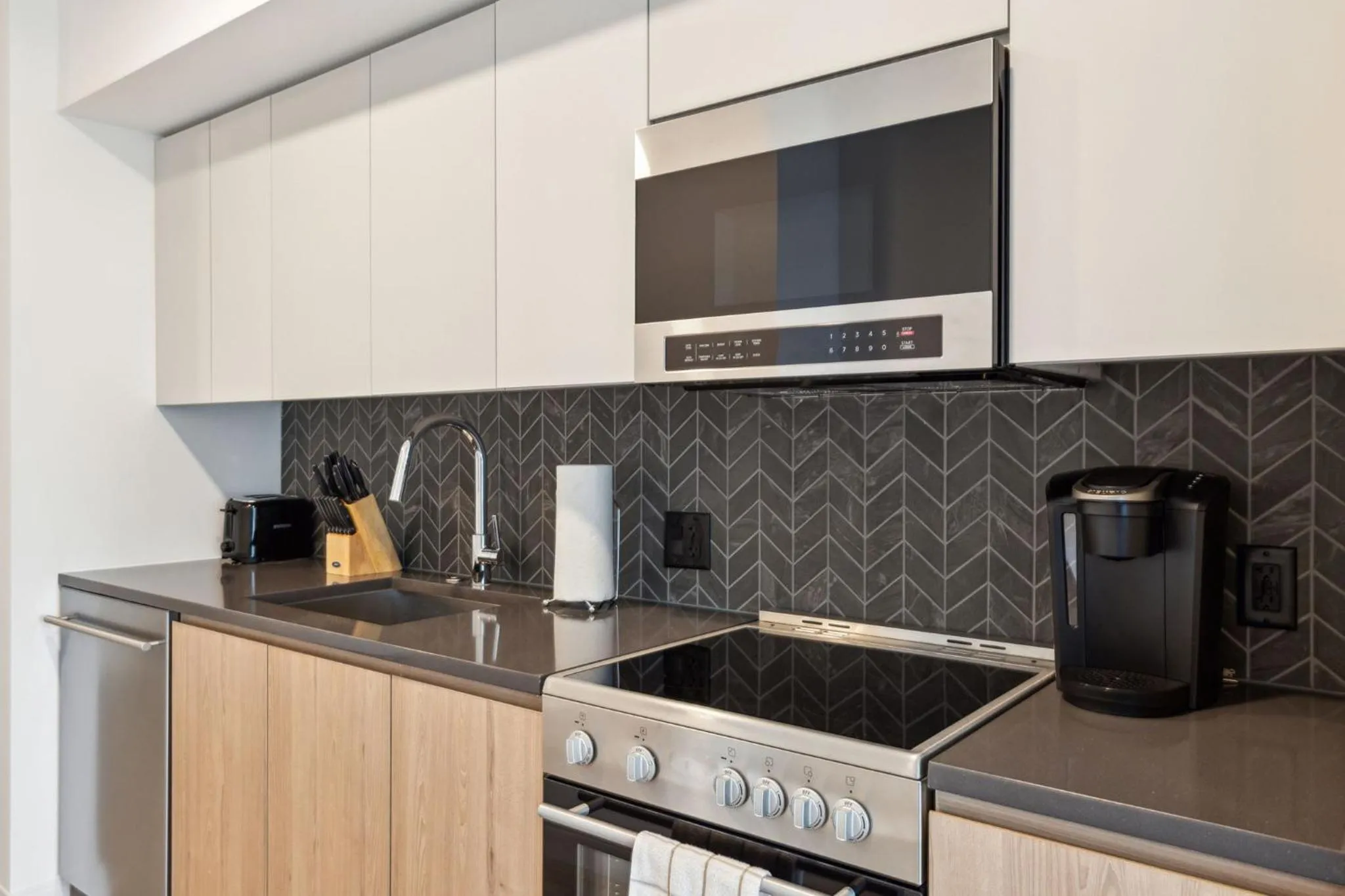 Kitchen or kitchenette in Placemakr Buzzard Point