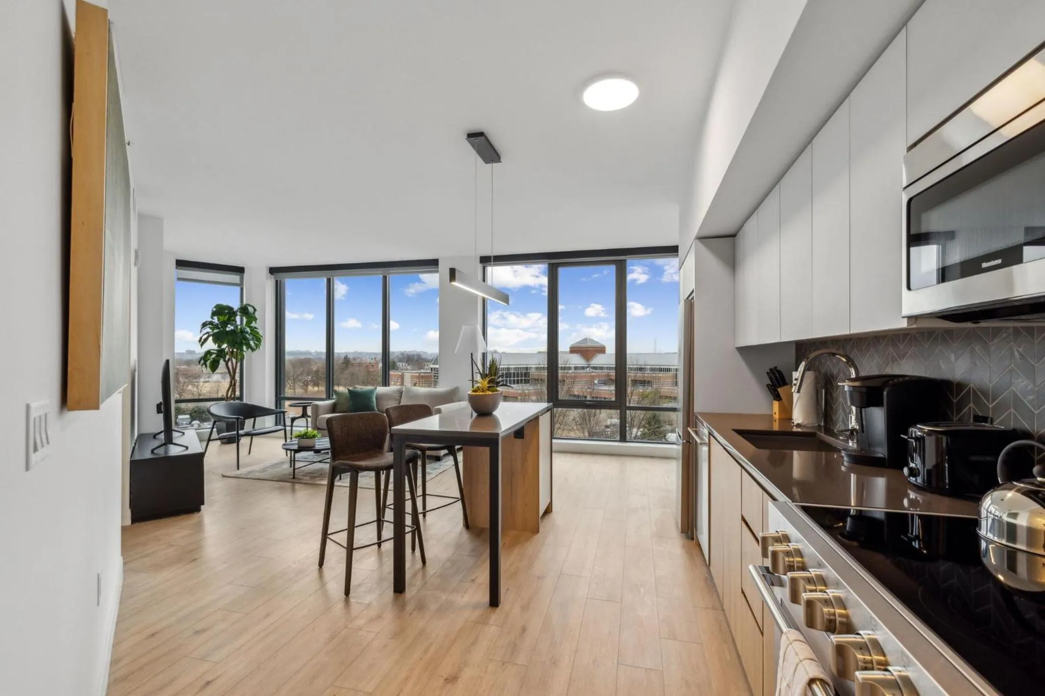 Kitchen or kitchenette in Placemakr Buzzard Point