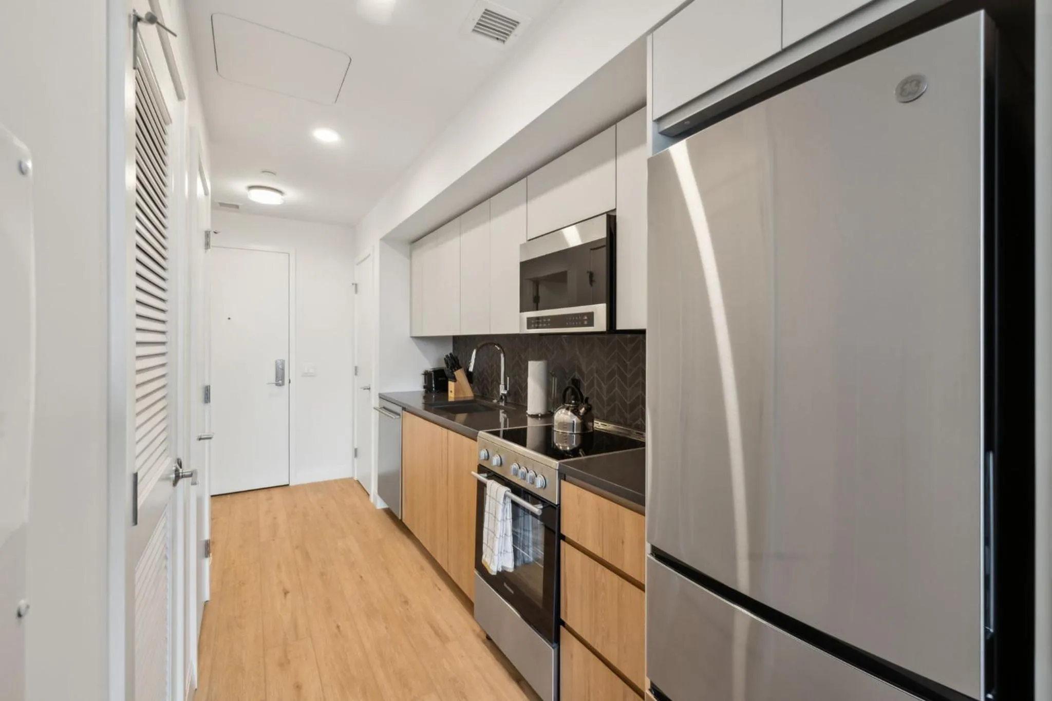 Kitchen or kitchenette in Placemakr Buzzard Point