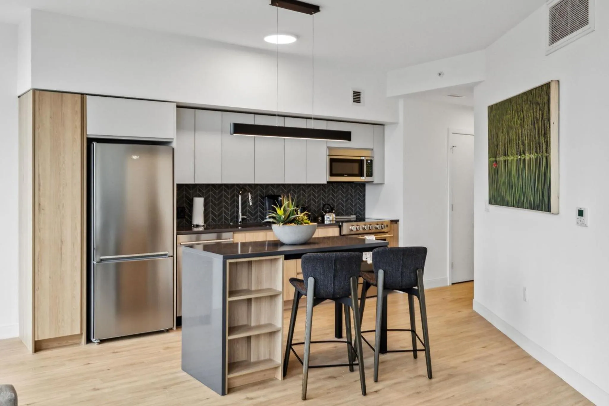 Kitchen or kitchenette in Placemakr Buzzard Point