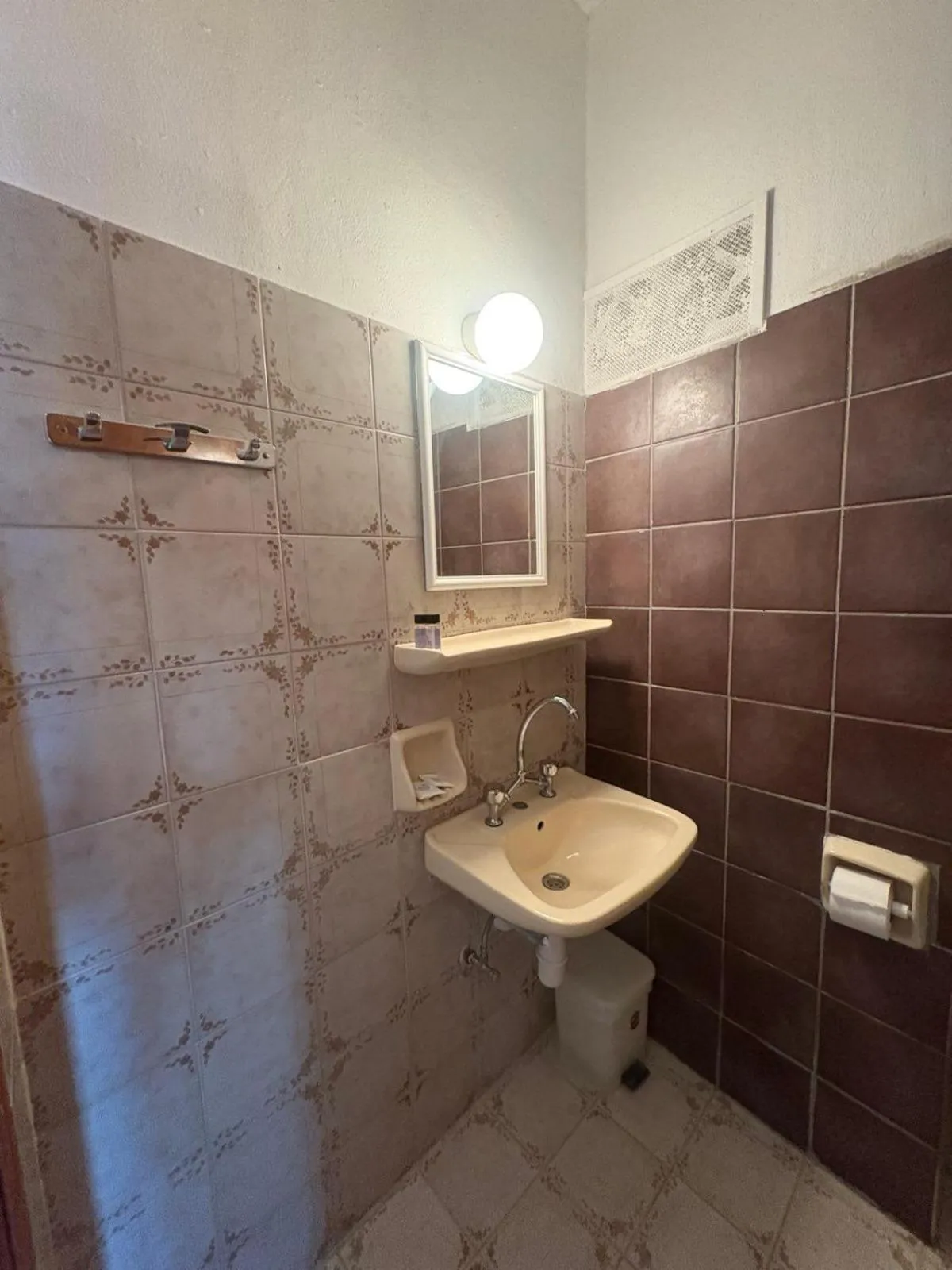 Bathroom in Nikos BnB