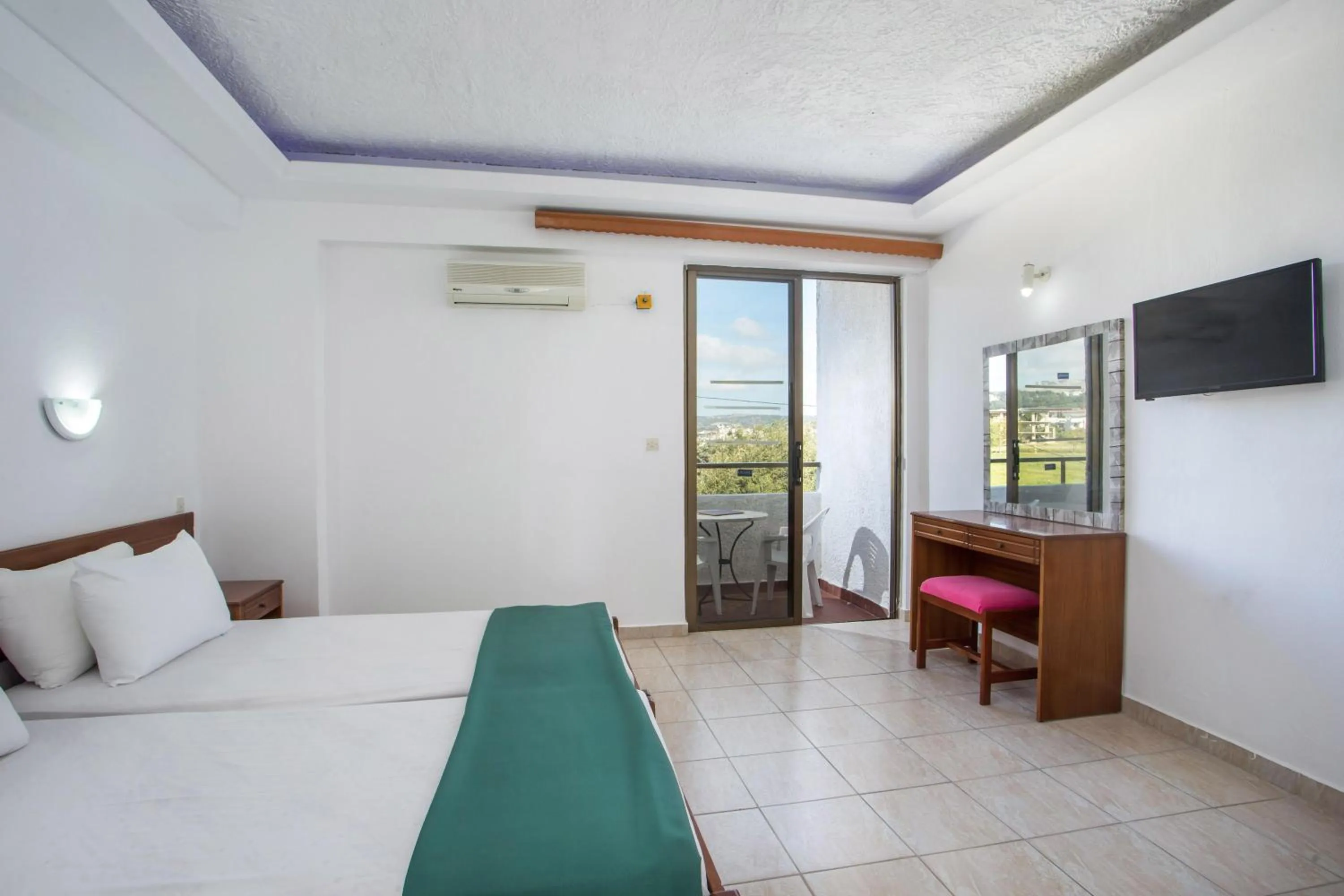 Photo of the whole room, Bed in Nikos BnB