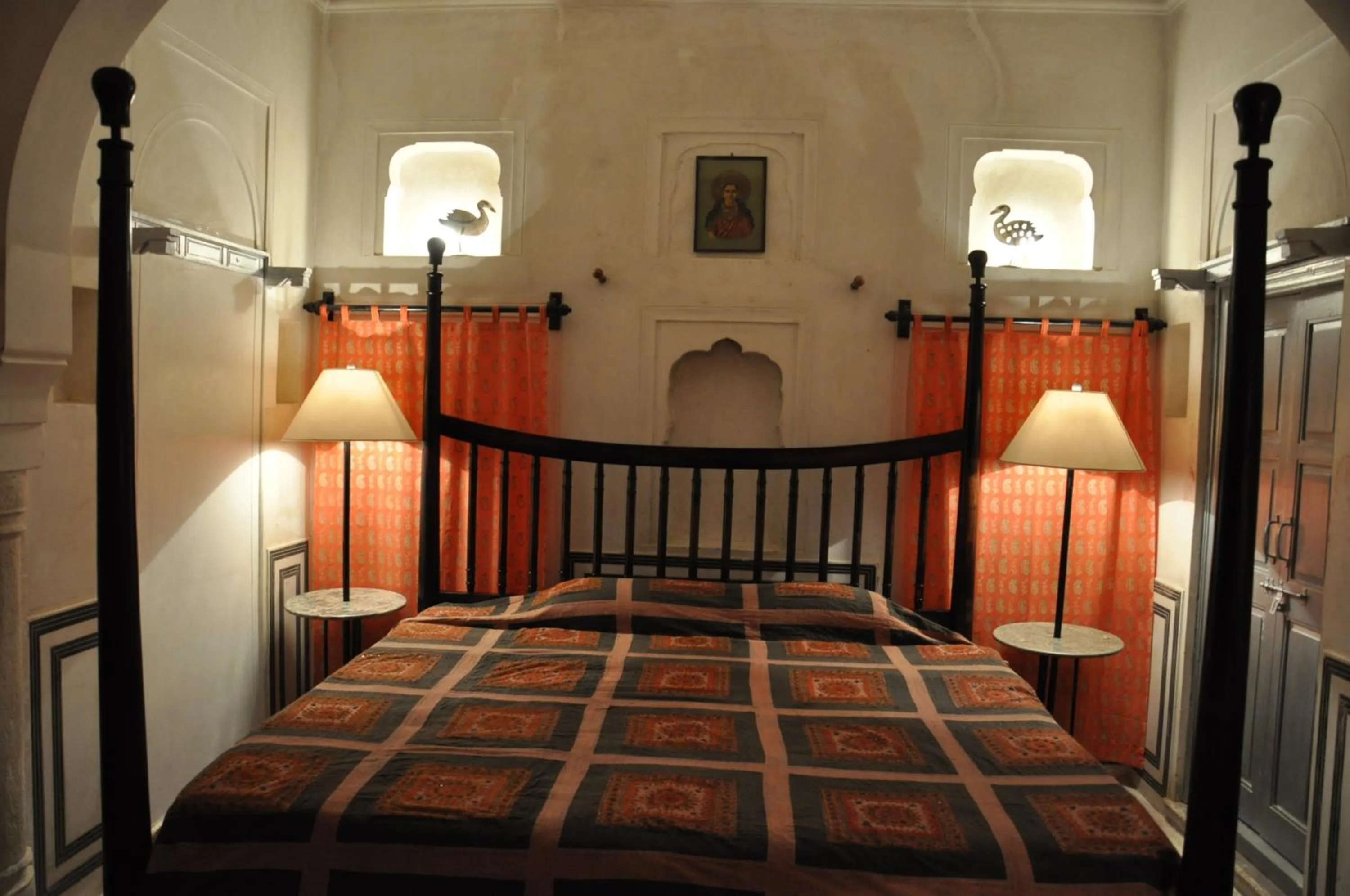 Bed in Hotel Chobdar Haveli