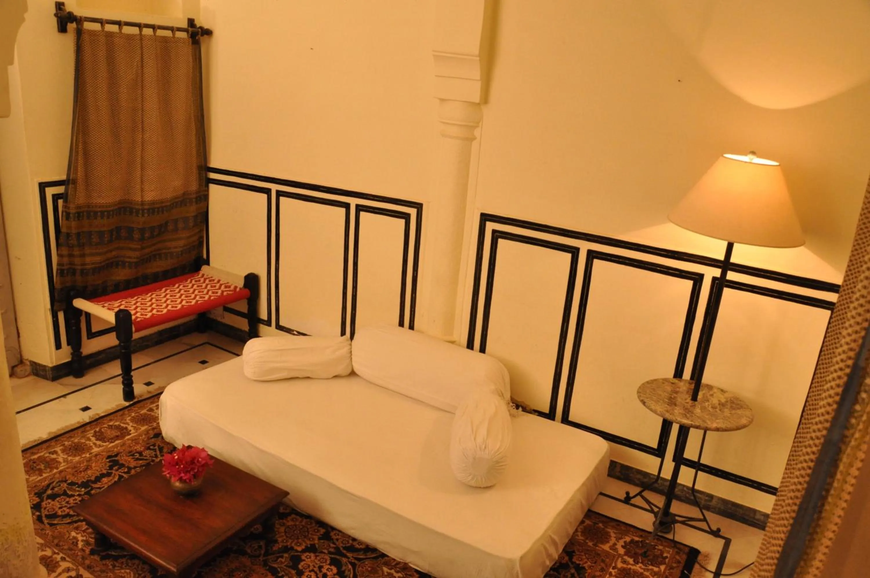 Seating area, Bed in Hotel Chobdar Haveli