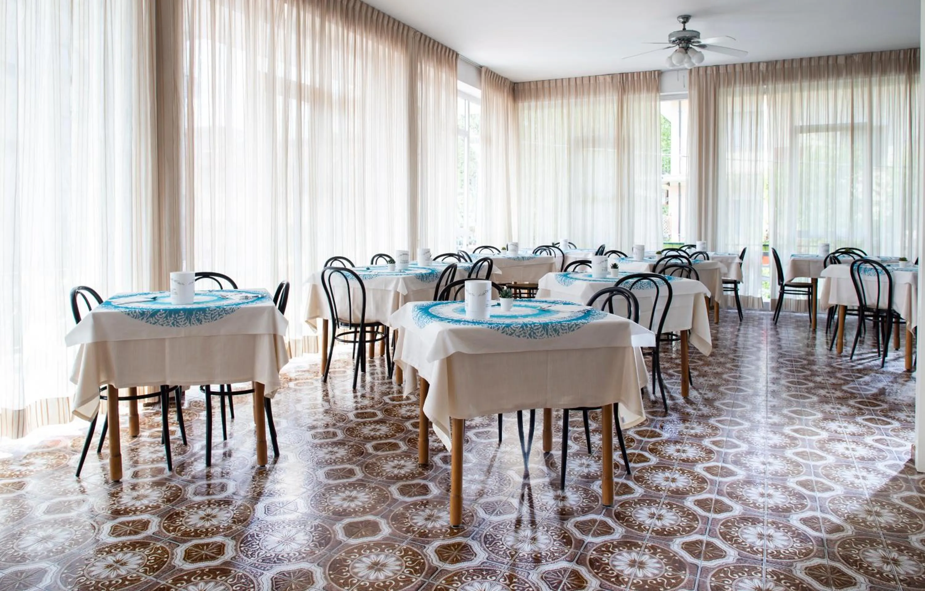 Restaurant/places to eat in Hotel Mara