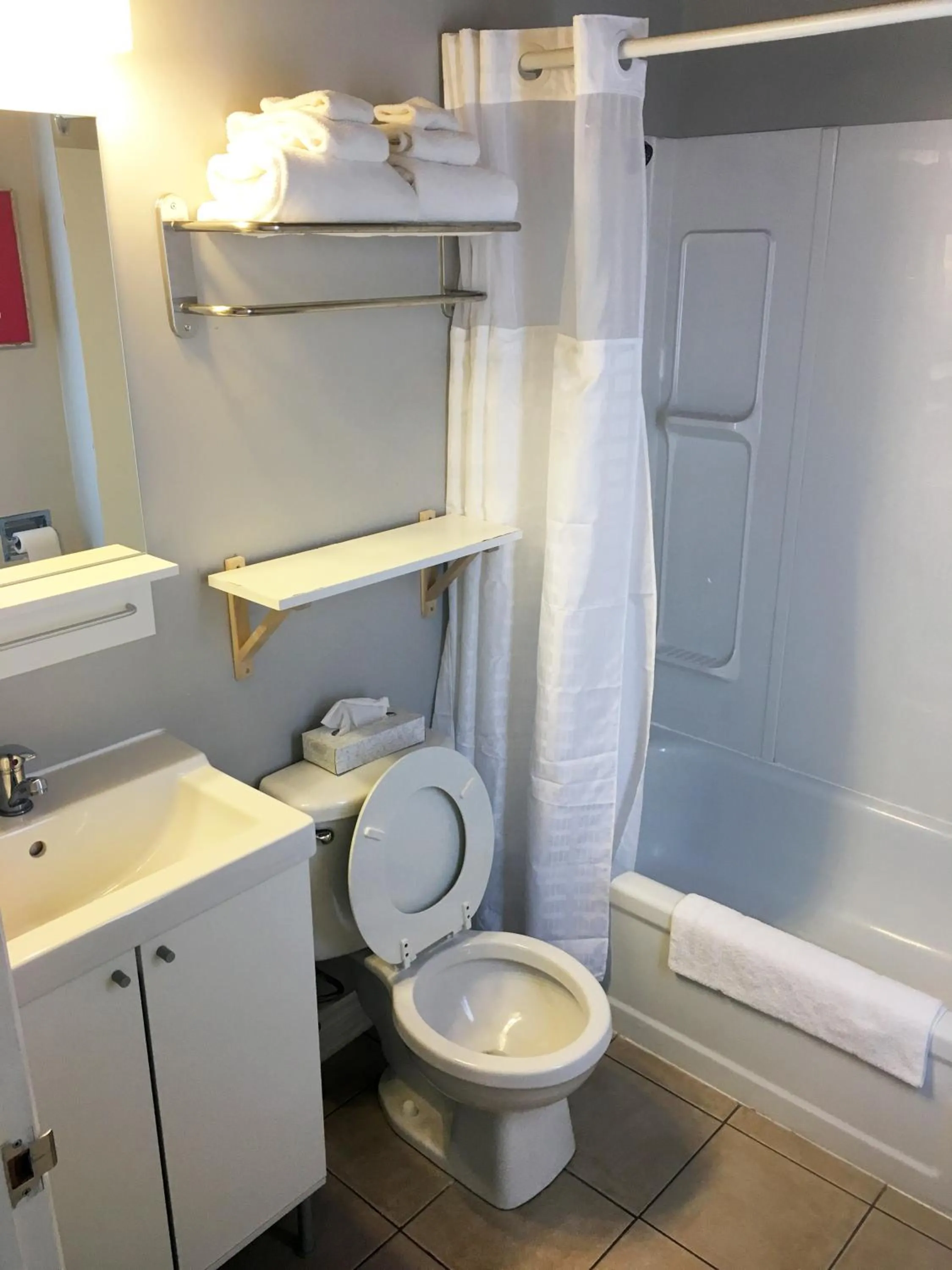 Bathroom in The Iona Heights Inn