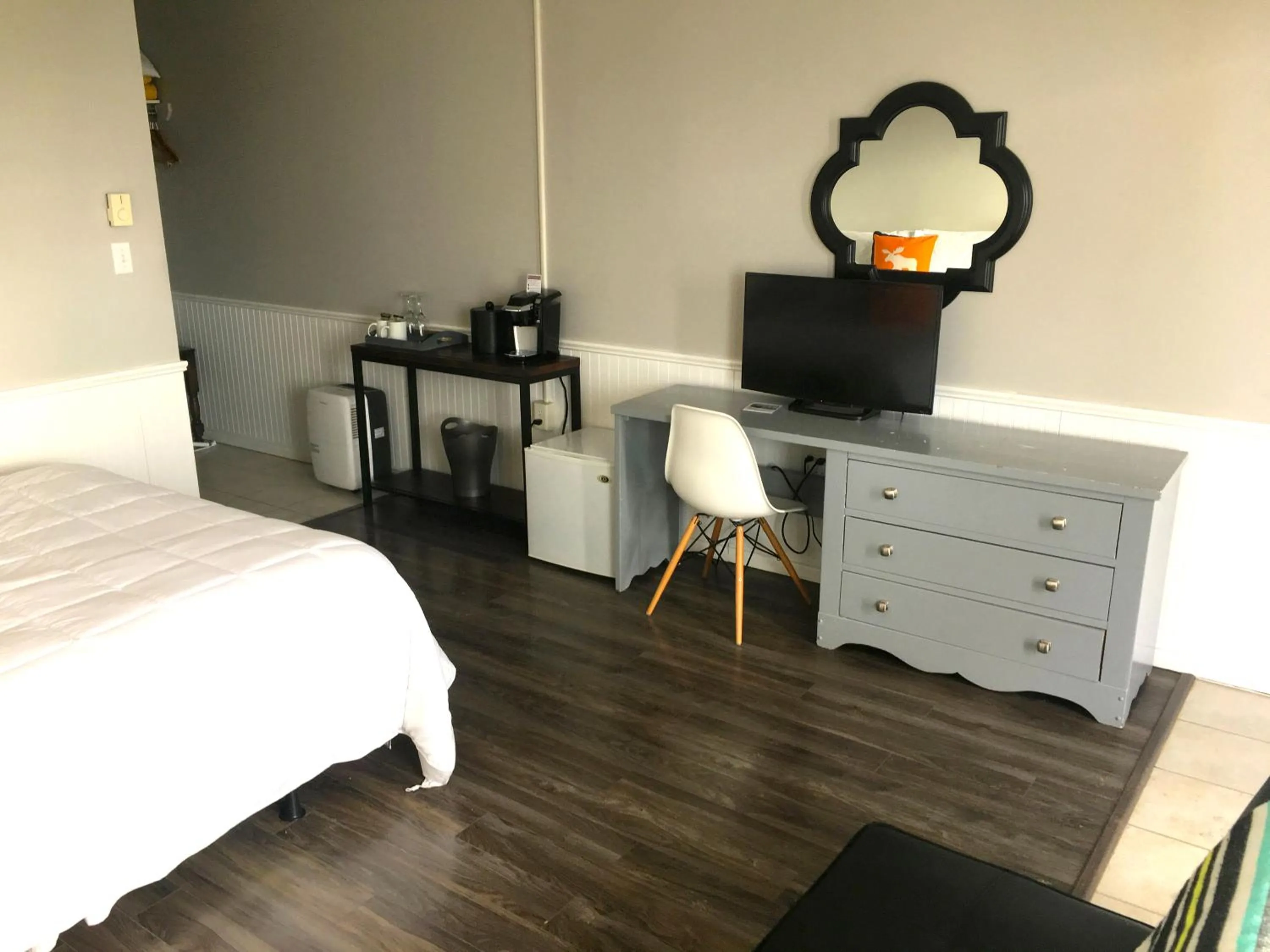 Decorative detail, Bed in The Iona Heights Inn