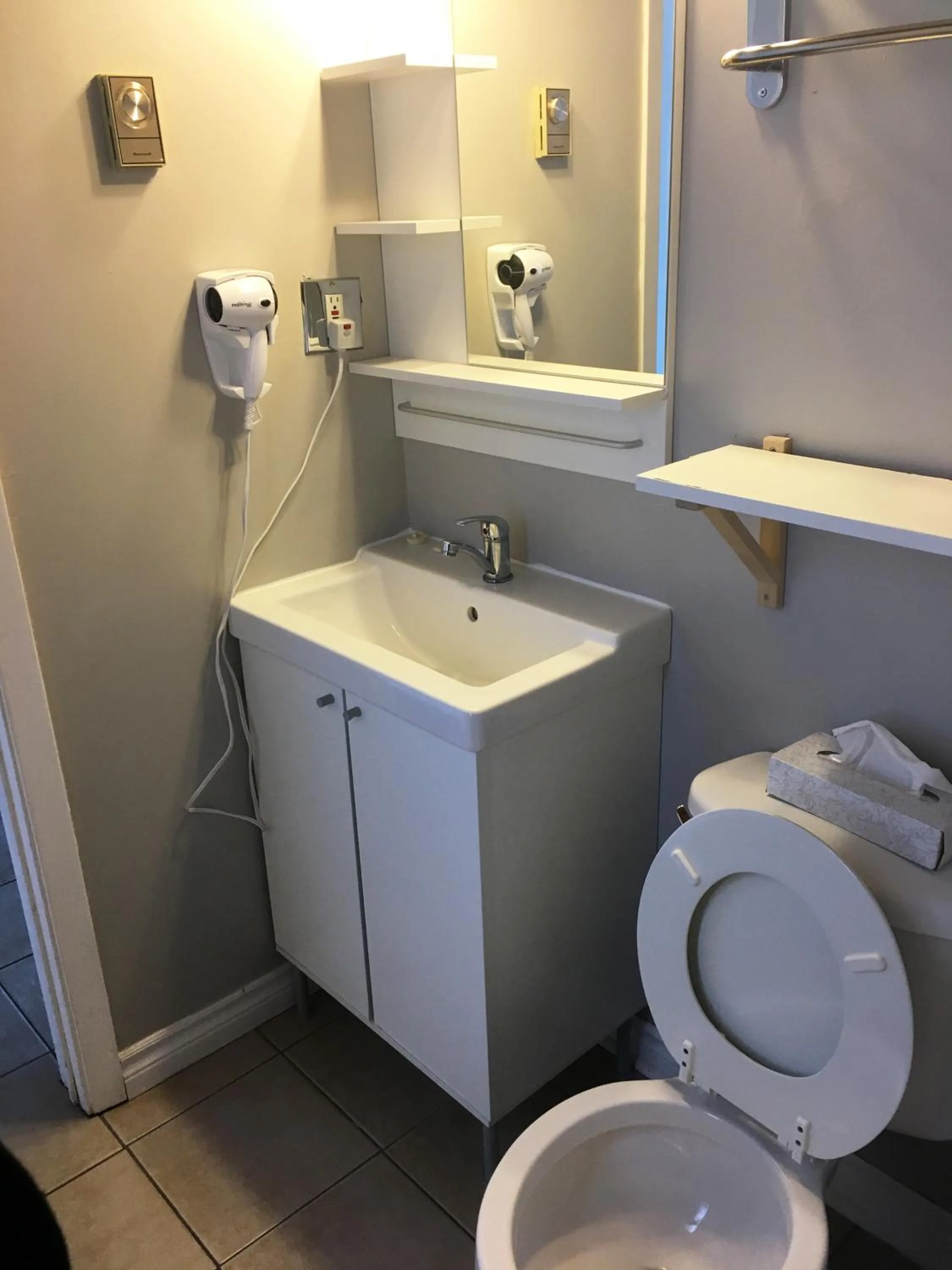 Bathroom in The Iona Heights Inn