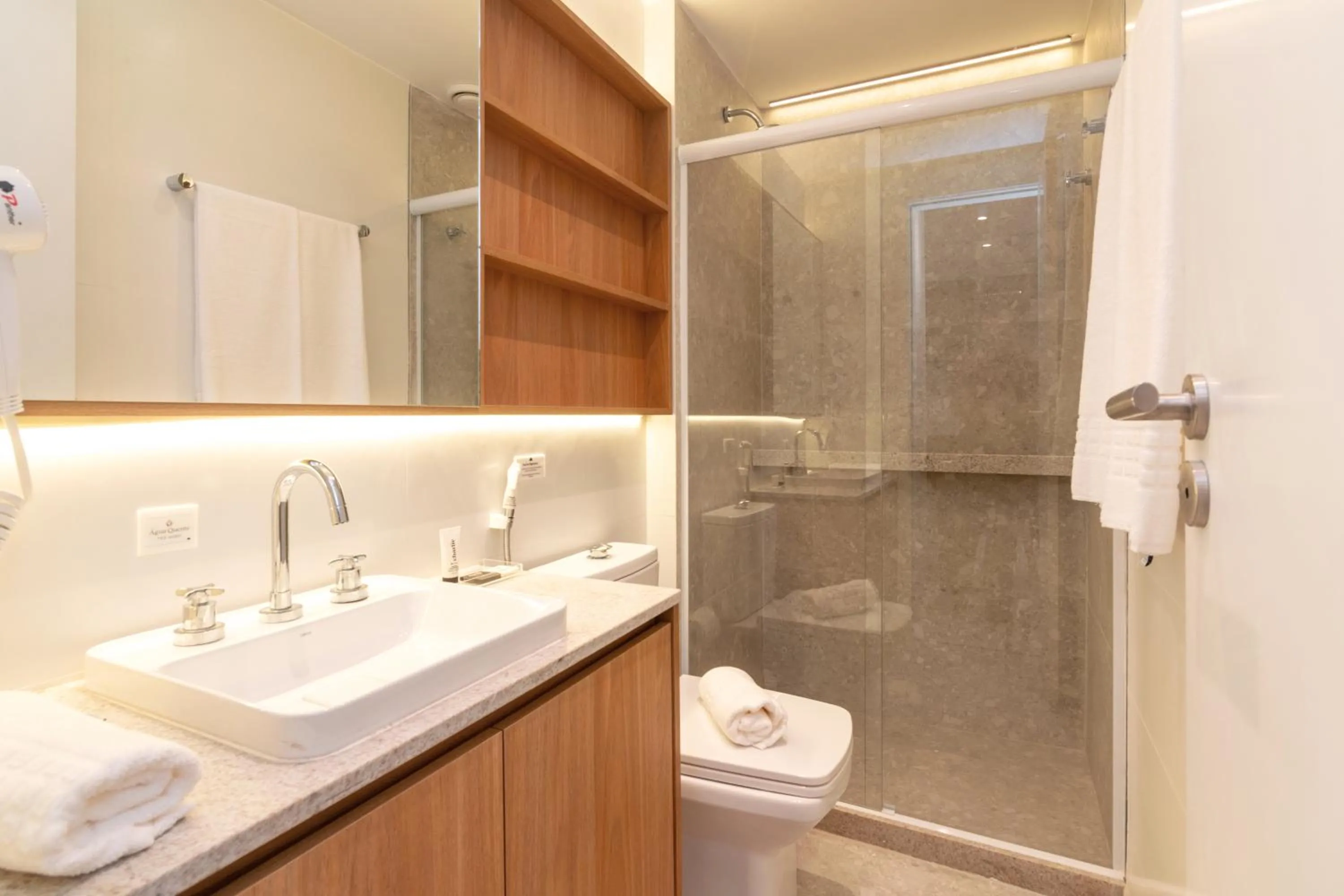 Shower in Charlie Flora Jardim Botânico