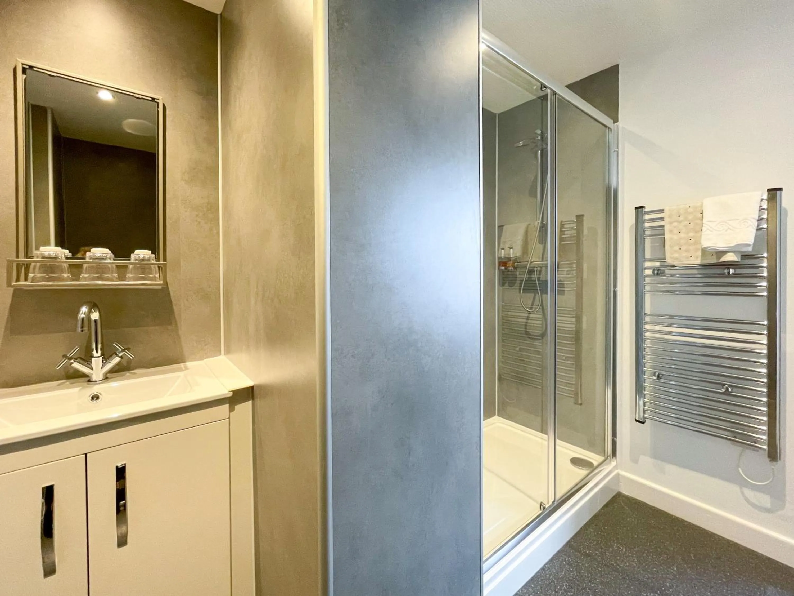 Shower in The Auckland Hotel