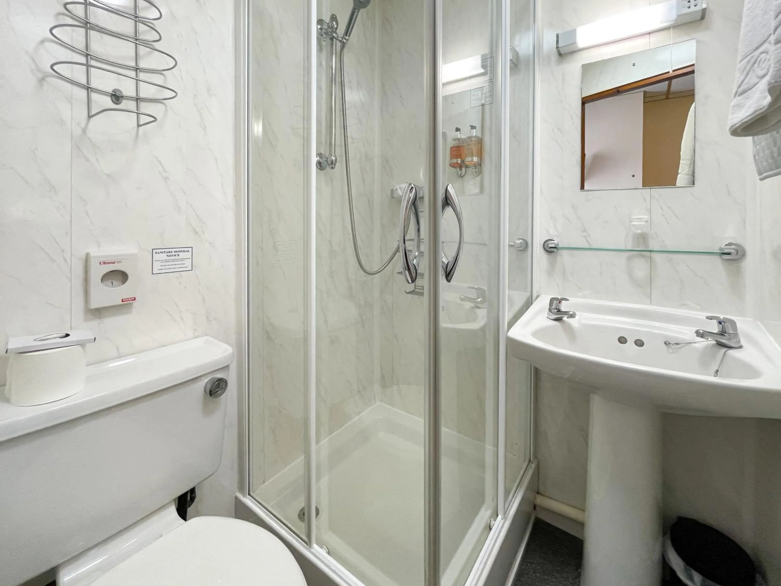 Shower in The Auckland Hotel