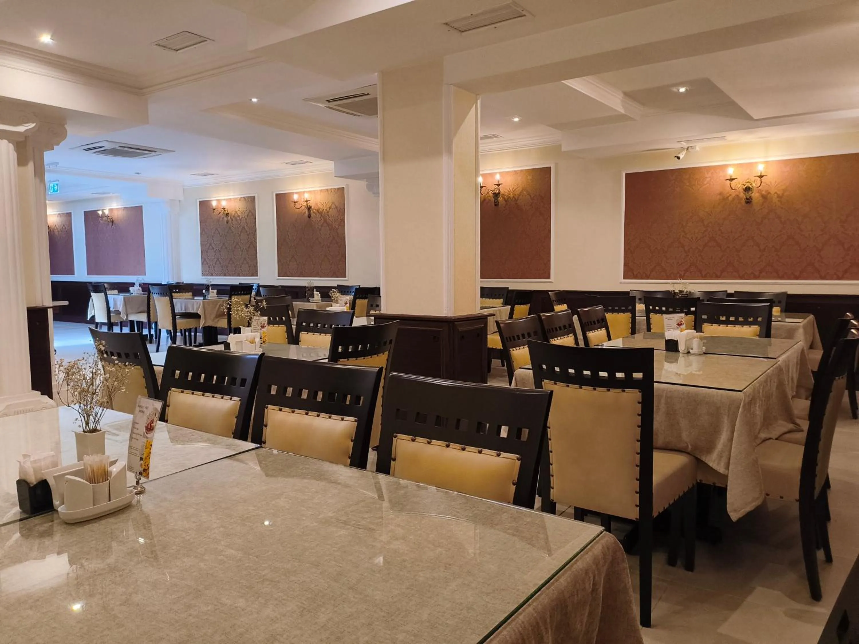 Restaurant/places to eat in Marionn Hotel