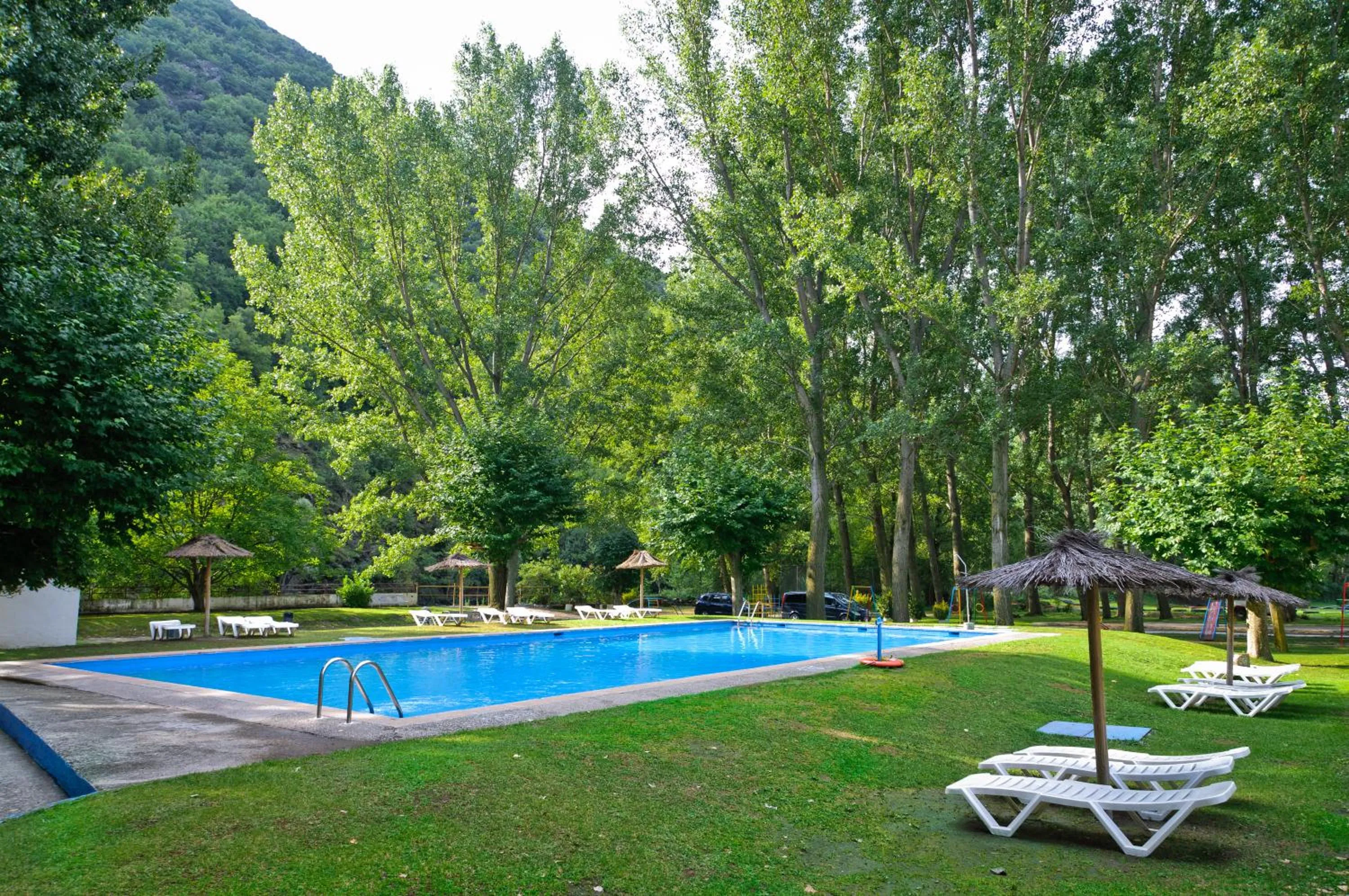 Swimming pool in Hotel SNÖ Condes del Pallars