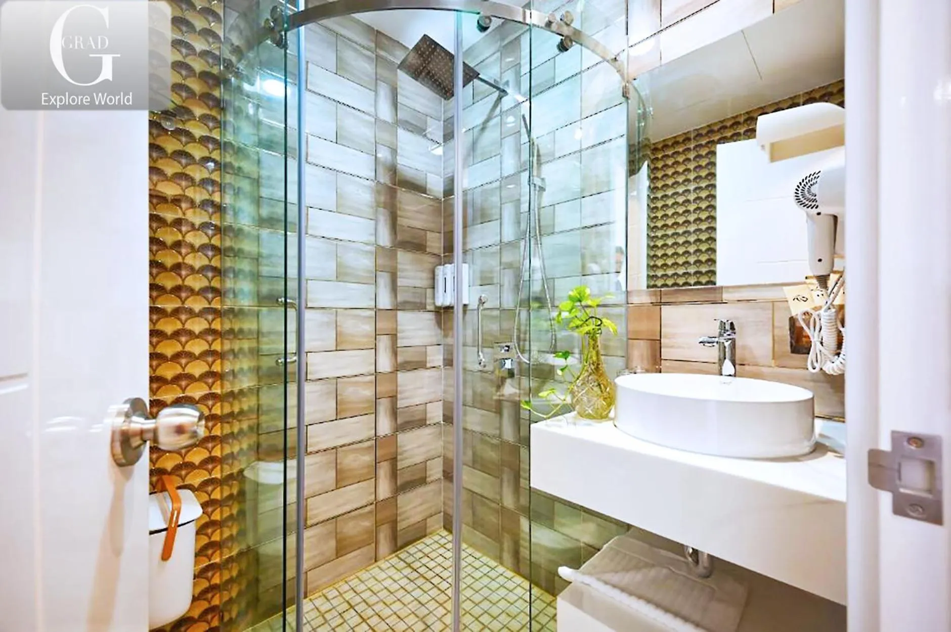 Shower in Ly Ly Hotel 2