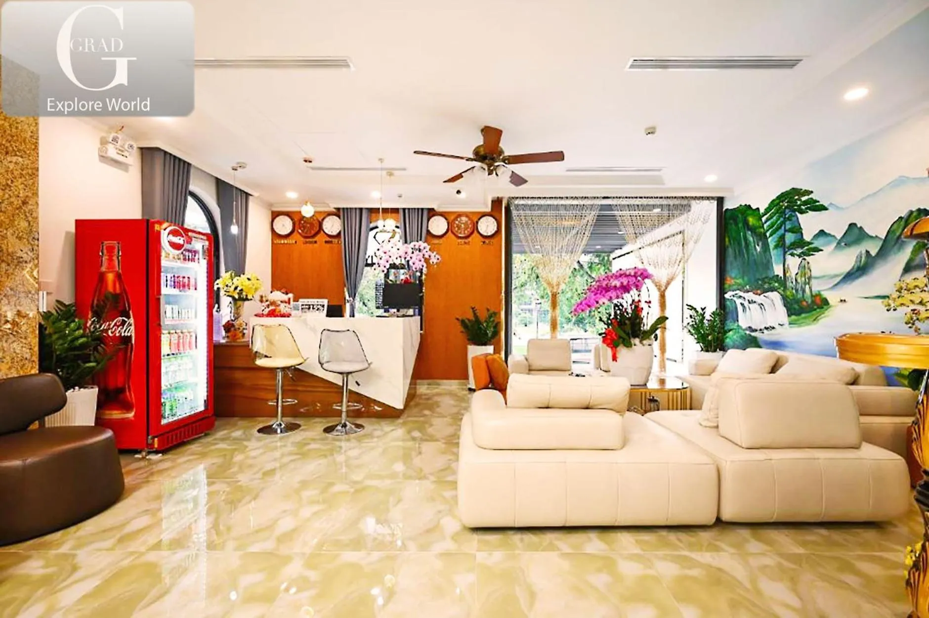 Communal lounge/ TV room in Ly Ly Hotel 2