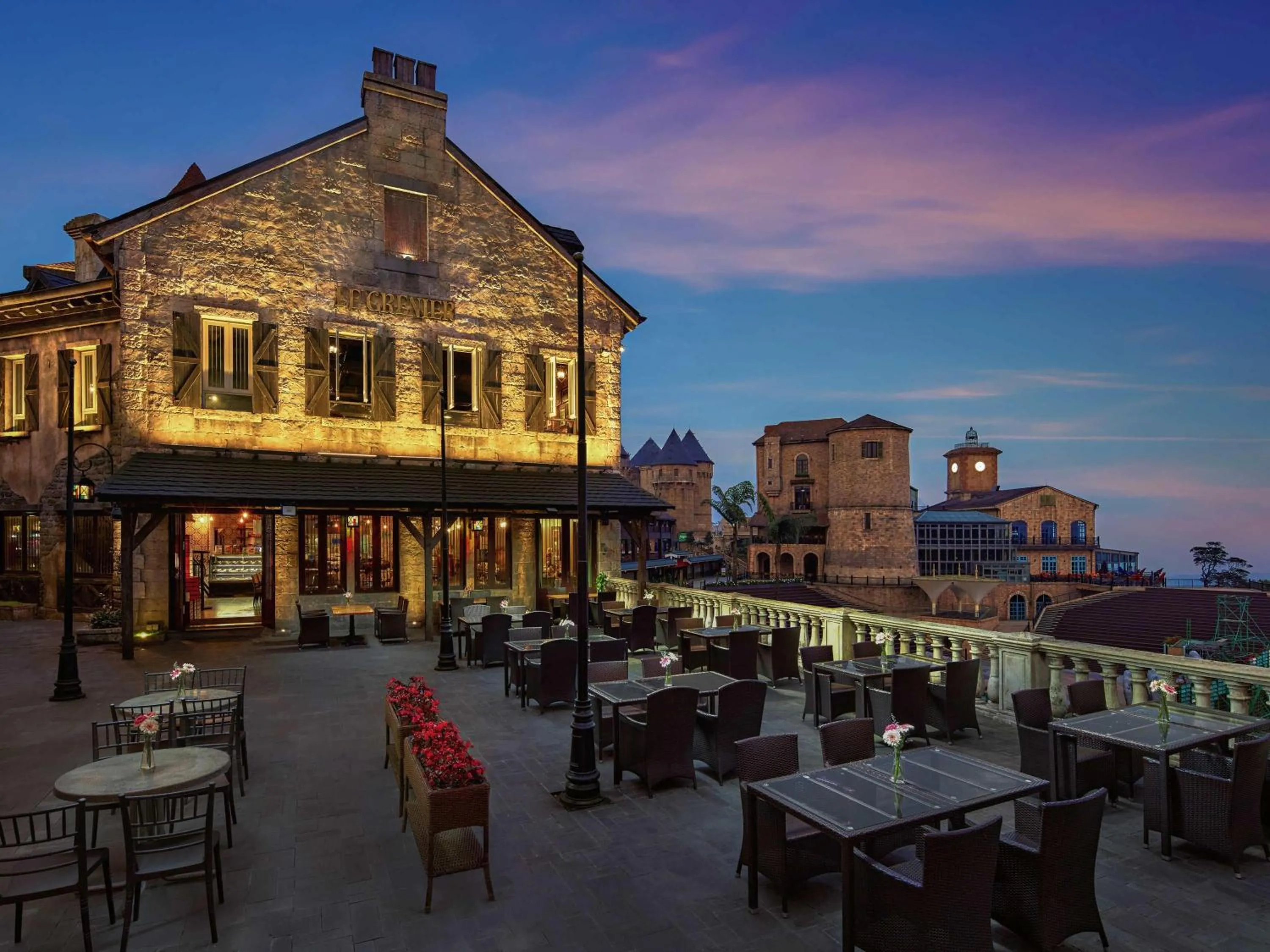 Restaurant/places to eat in Mercure Danang French Village Bana Hills