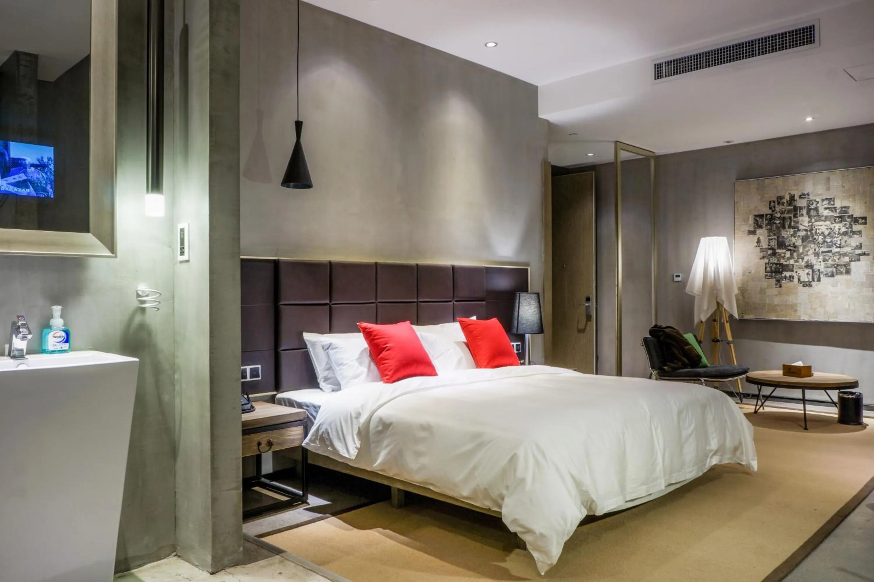 Photo of the whole room, Bed in Time Tunnel Designer Hotel Xi'an