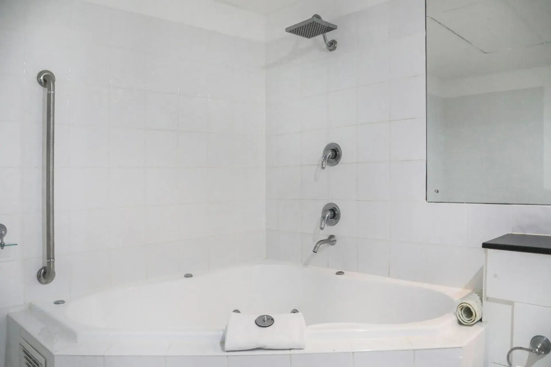 Deluxe Suite with Spa Bath in Shellharbour Village Motel Deluxe Suite with Spa Bath in Shellharbour Village Motel