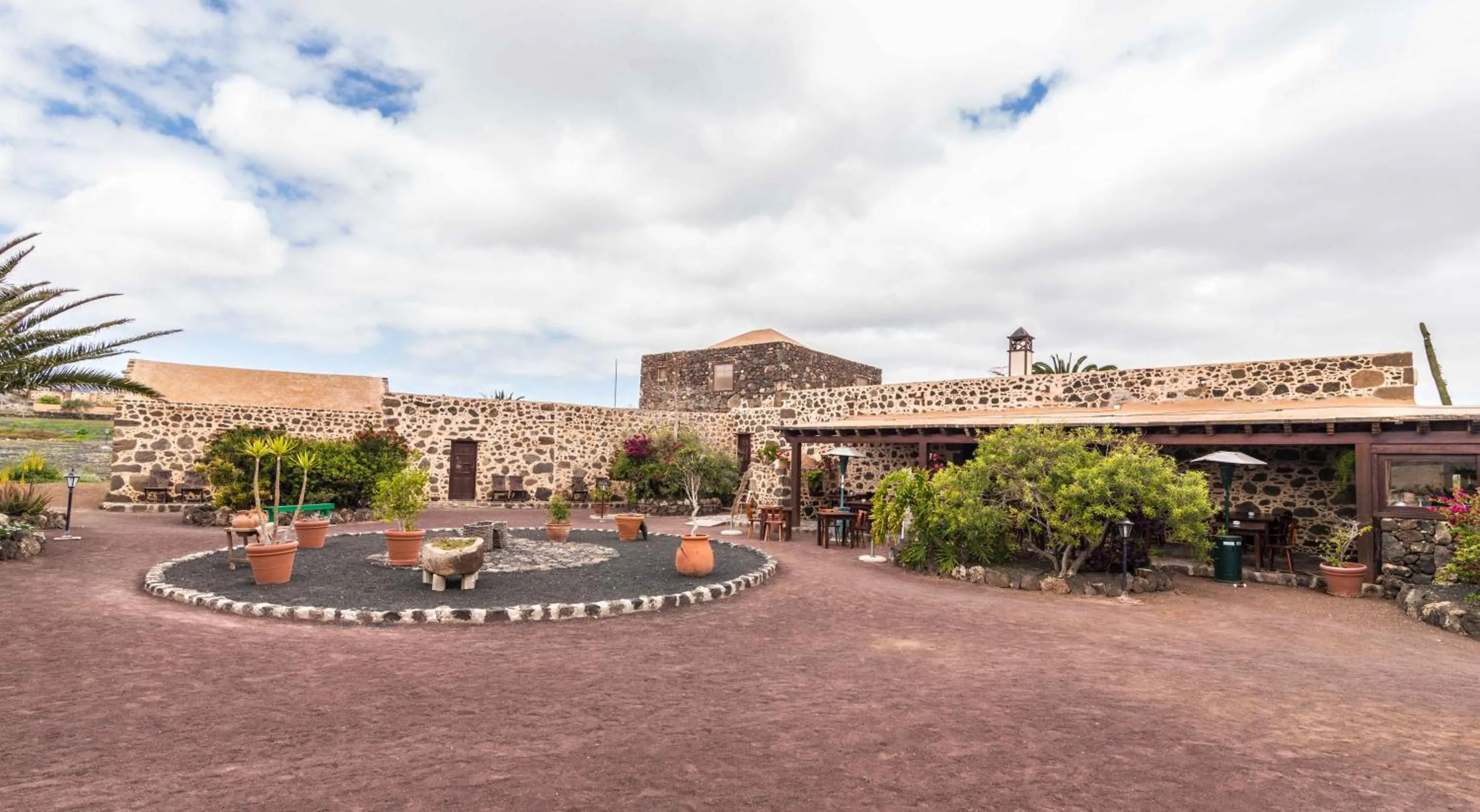 Property building in Hotel Rural Restaurante Mahoh