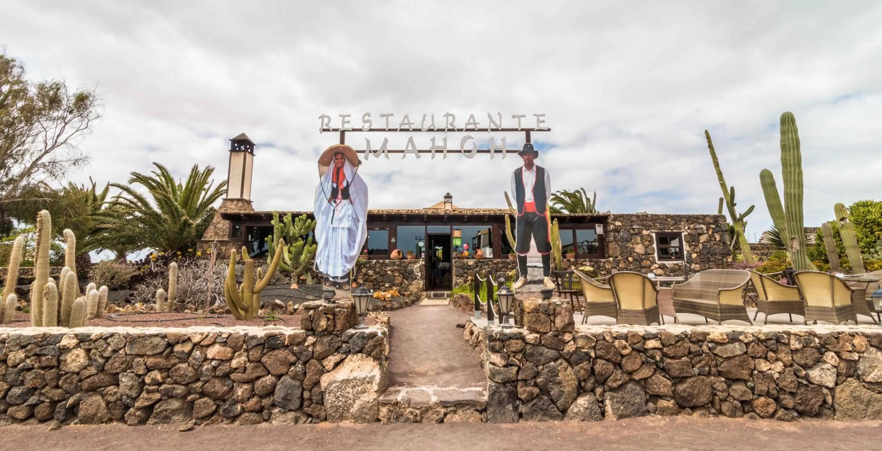 Property building in Hotel Rural Restaurante Mahoh