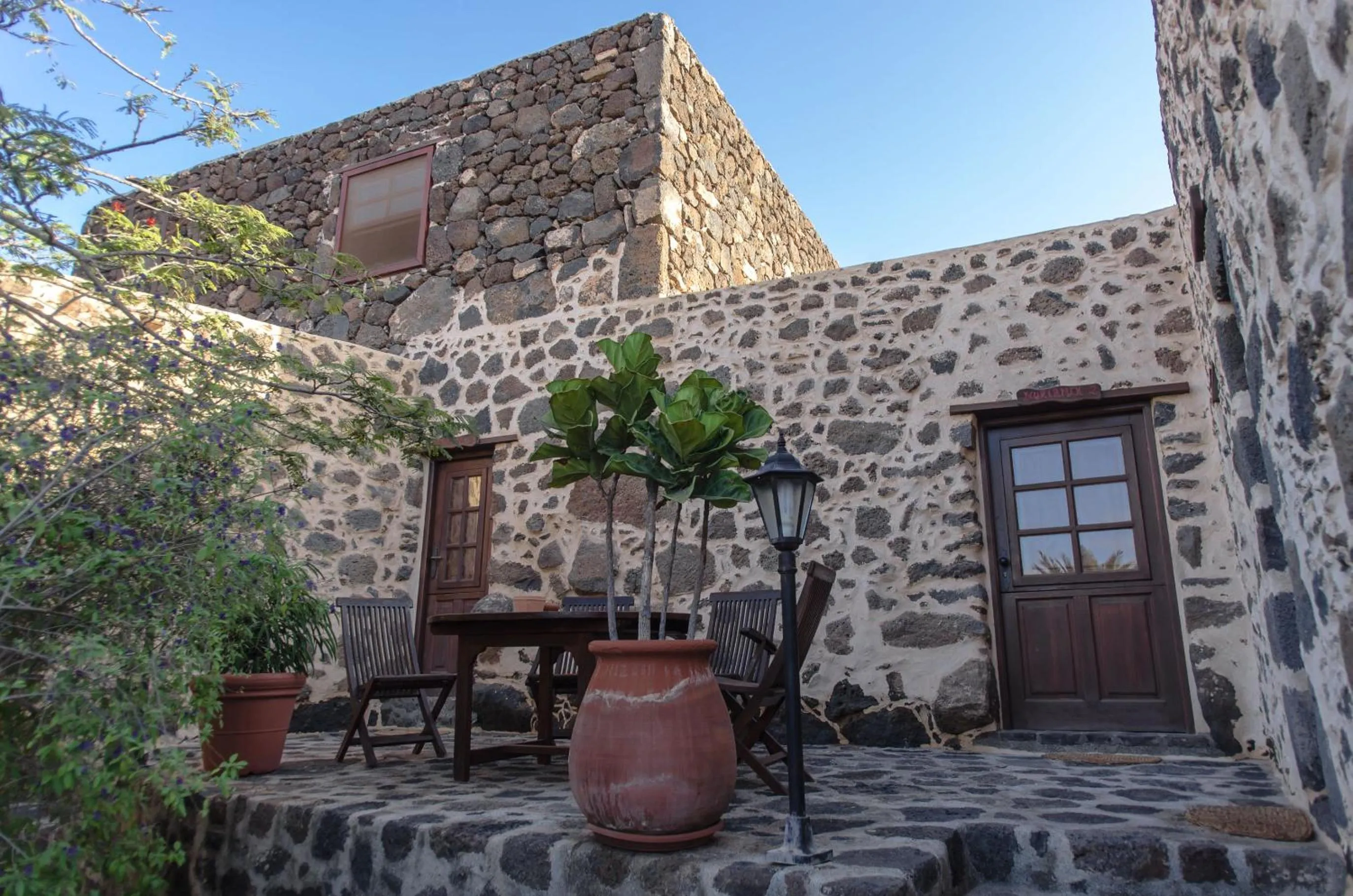 Property building in Hotel Rural Restaurante Mahoh