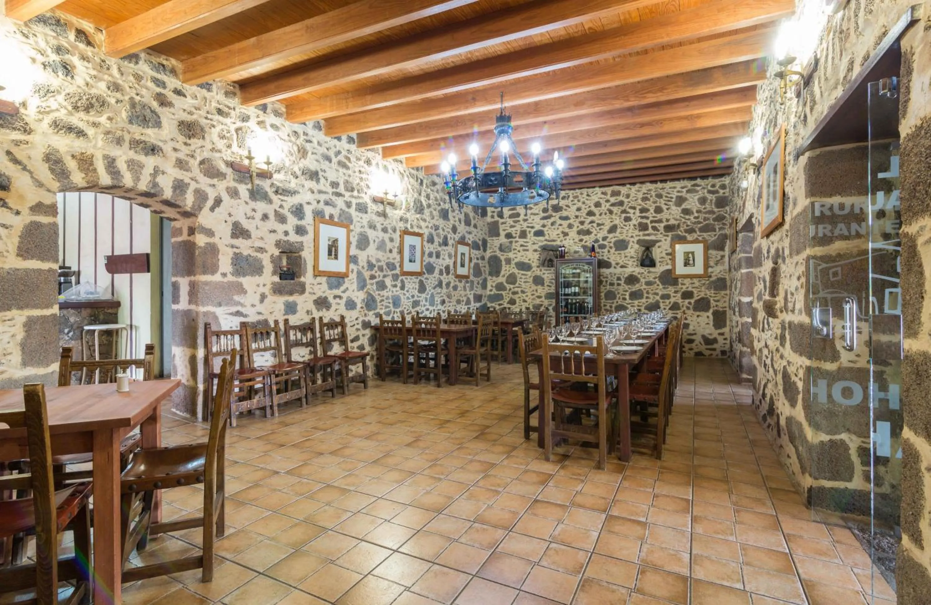 Restaurant/places to eat in Hotel Rural Restaurante Mahoh