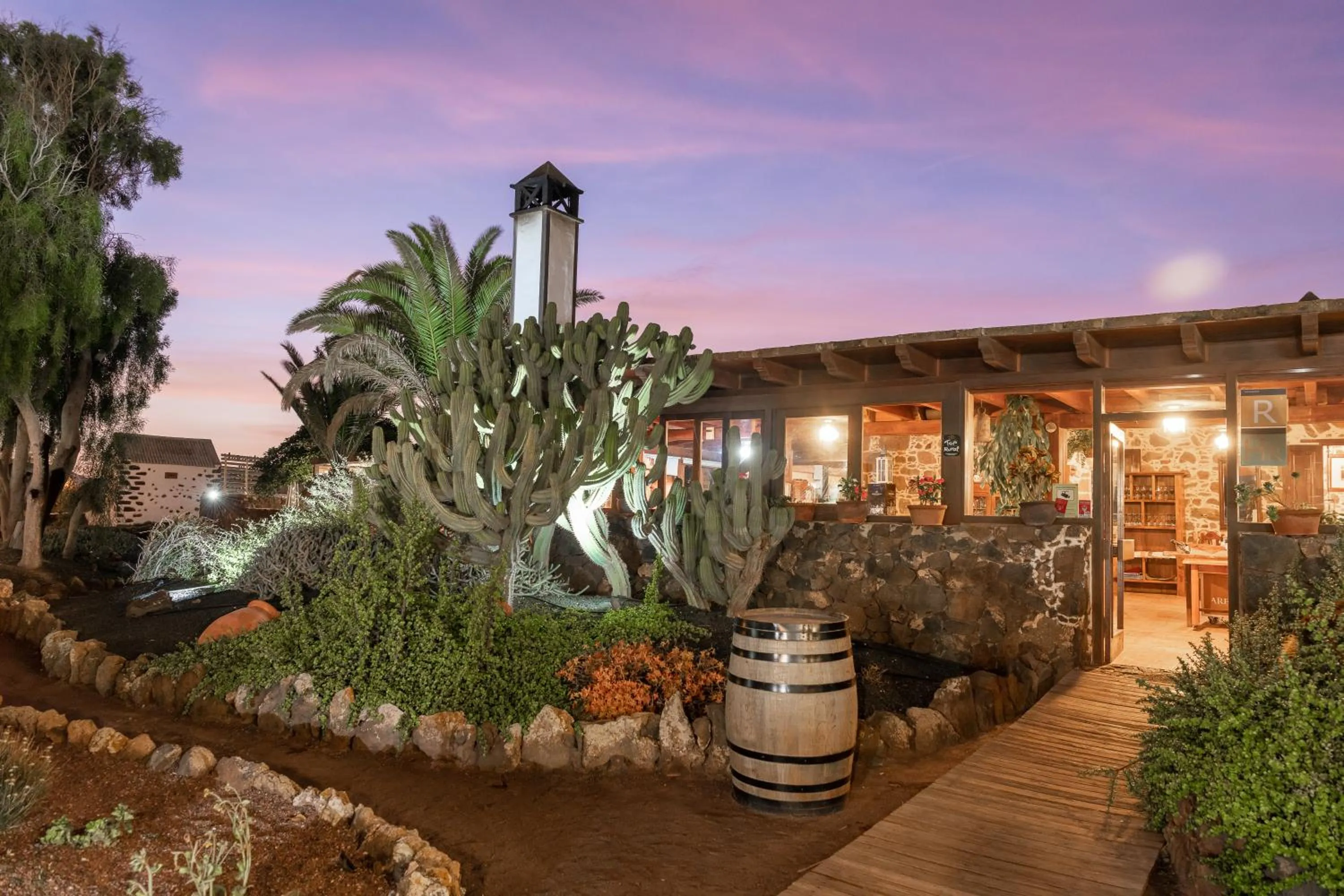 Property building in Hotel Rural Restaurante Mahoh